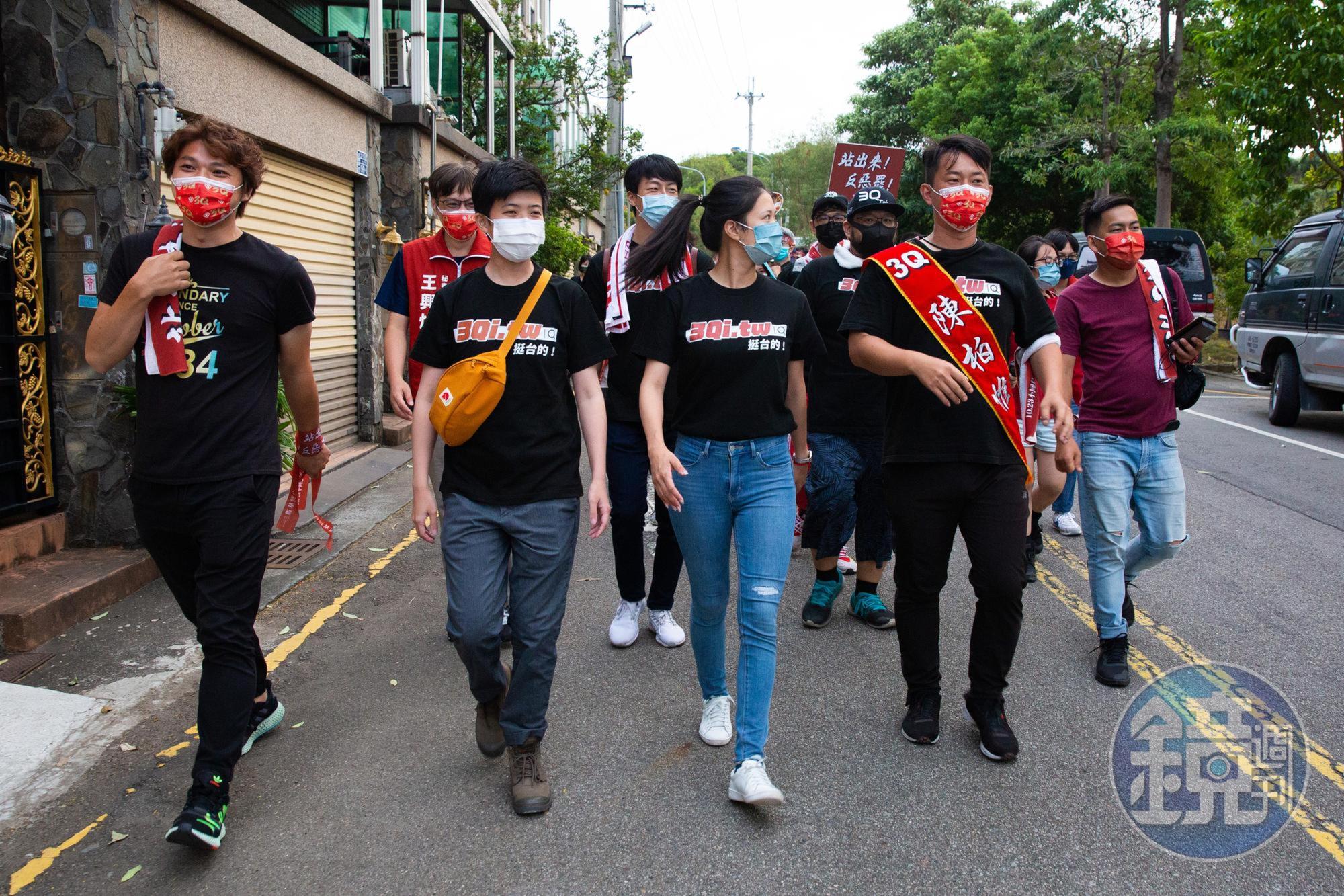 陳柏惟不只獲得綠營聲援,就連台北市議員林亮君和苗博雅等人也特地來到台中陪同掃街表示支持。