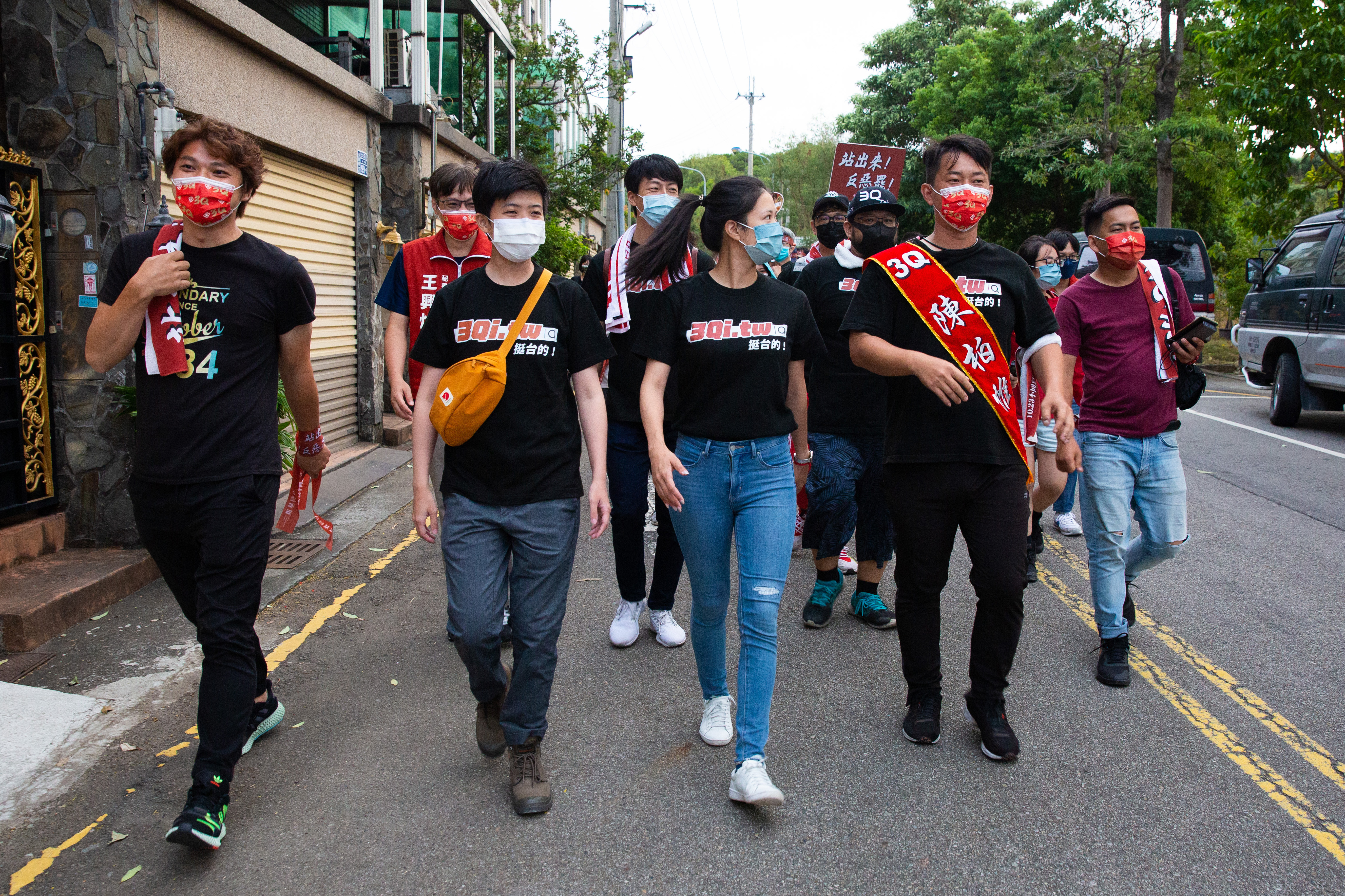 陳柏惟不只獲得綠營聲援，就連台北市議員林亮君和苗博雅等人也特地來到台中陪同掃街表示支持。