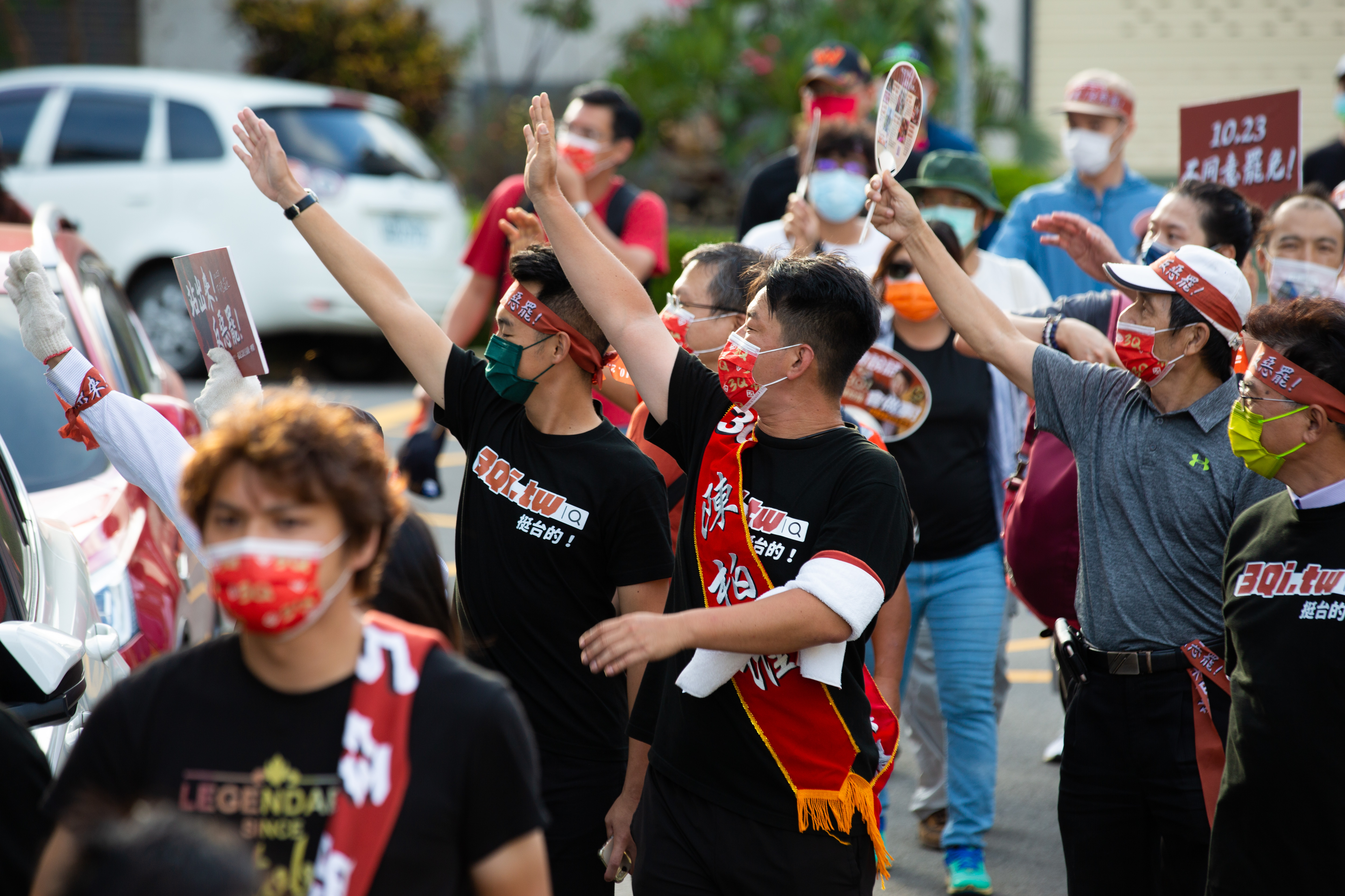 陳柏惟連日苦行搏感情，投票前將舉行「台灣民主轉骨湯」音樂晚會助陣。