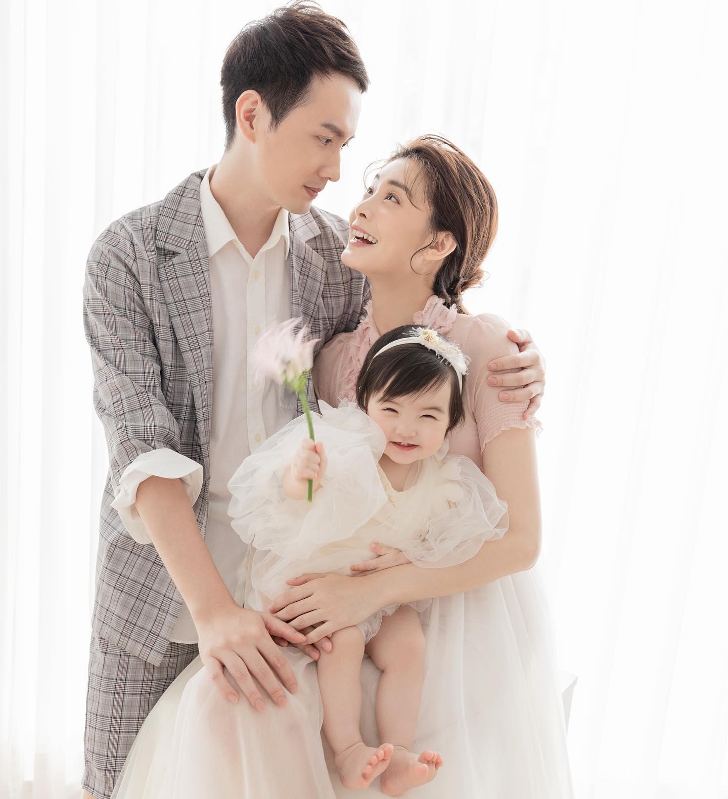 張捷和夏如芝與女兒小芝麻一家和樂。(翻攝張捷臉書)