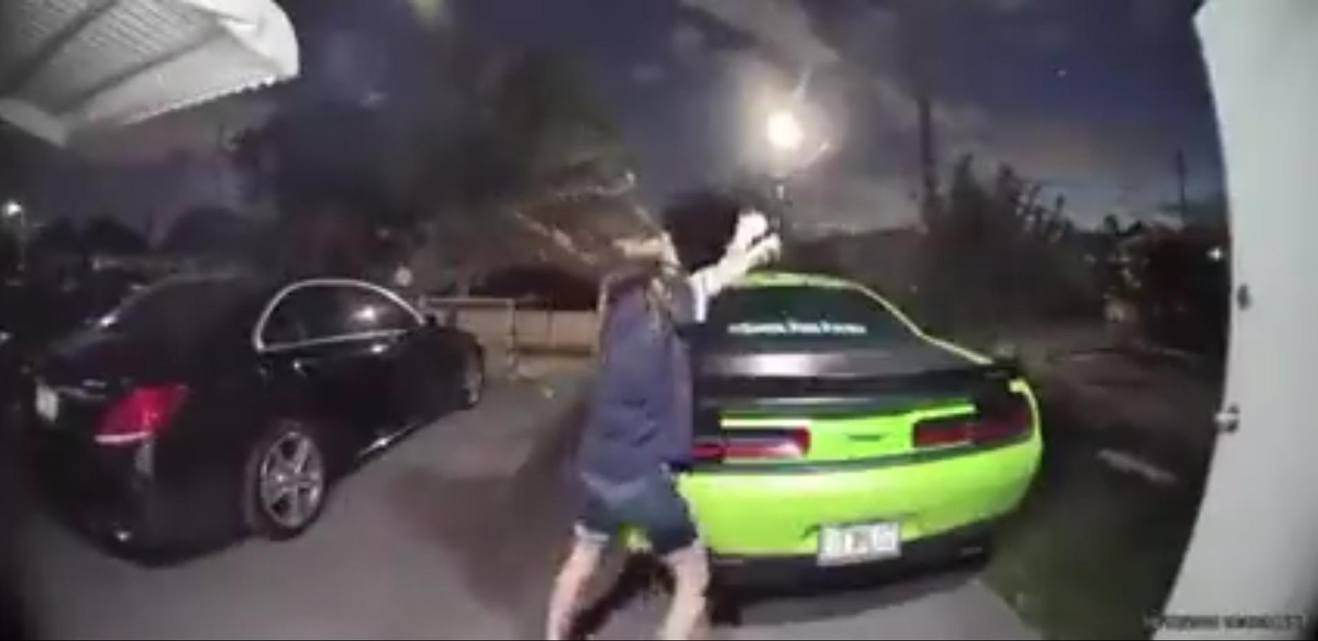 美國一名女子的狗被抱走,直接拿起槍狂掃射搶匪。(翻攝自推特)