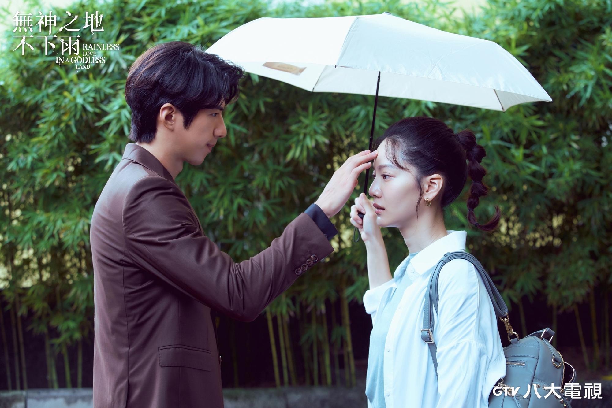 《無神之地不下雨》首集中曾之喬差點絆倒，即時被傅孟柏拉住，搭配雨瞬間停止，畫面浪漫唯美。（三鳳製作提供）