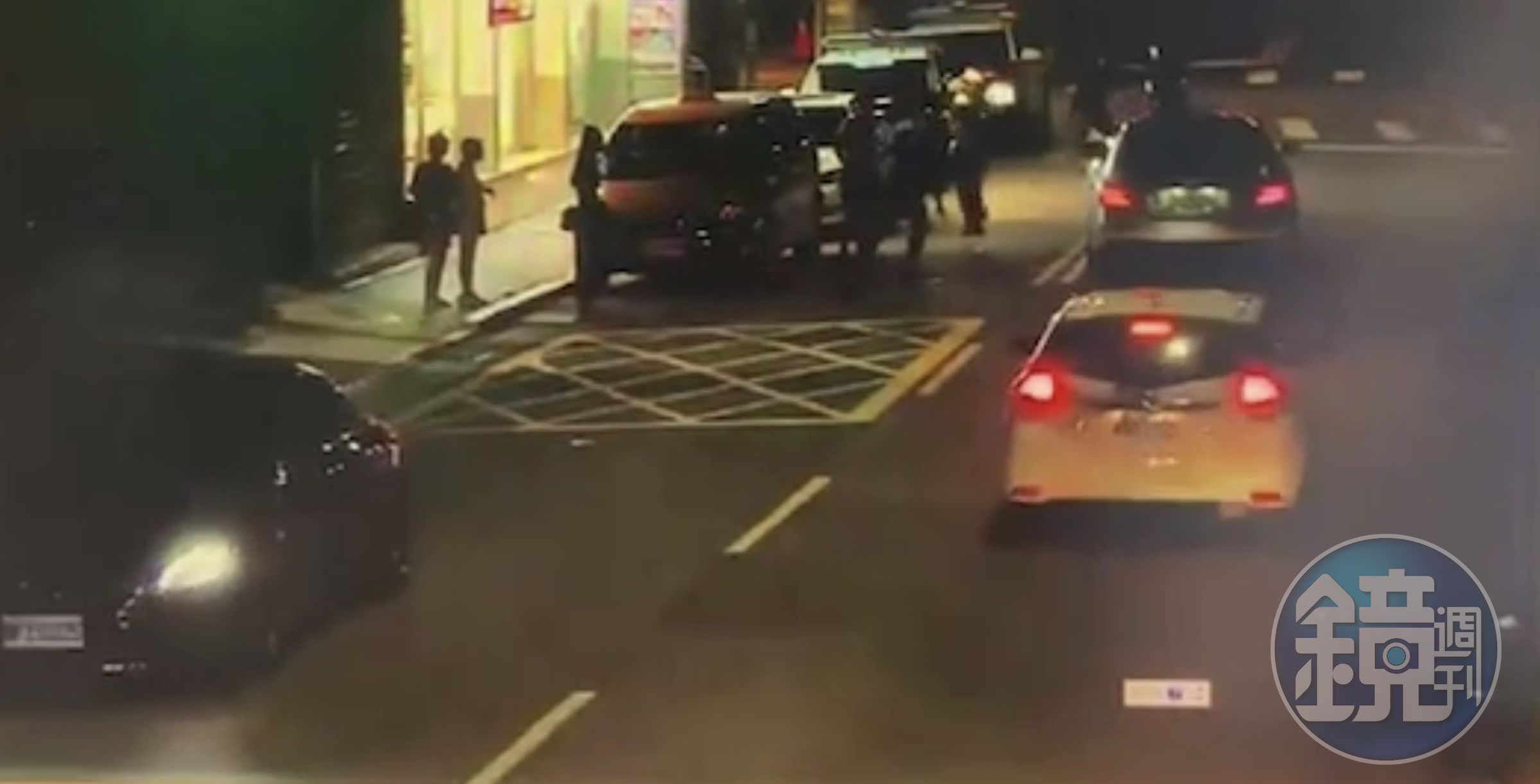 警方獲報到場，卻有一部白色賓士車朝警方衝撞。（翻攝畫面）