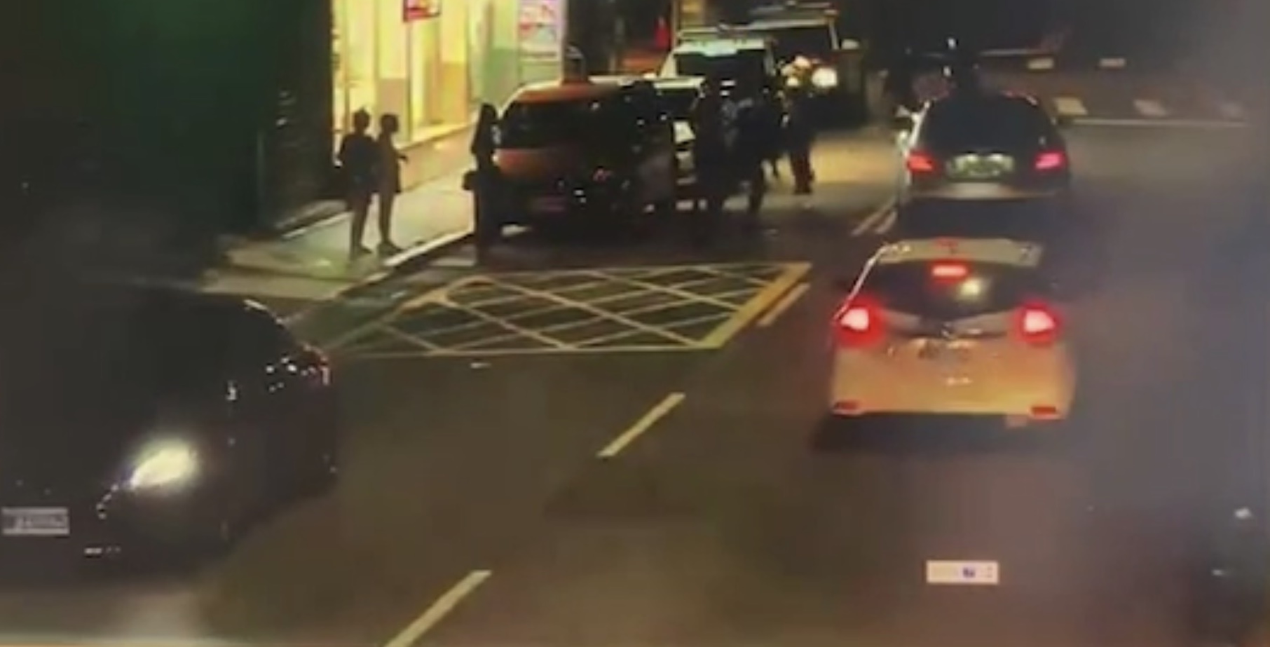 警方獲報到場，卻有一部白色賓士車朝警方衝撞。（翻攝畫面）