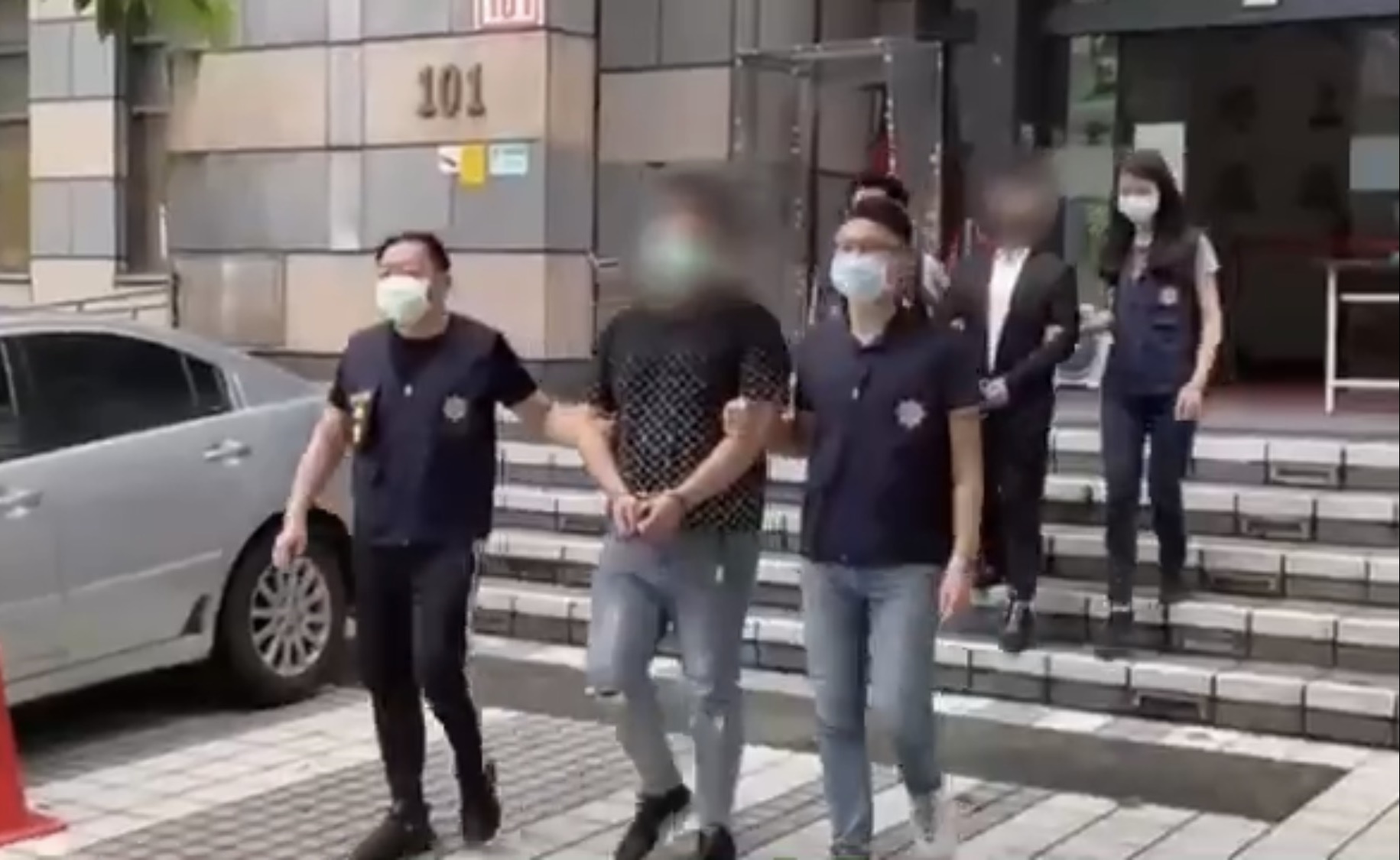 警方偵訊後將蔣男依妨害公務及殺人未遂等罪嫌移送法辦。（翻攝畫面）