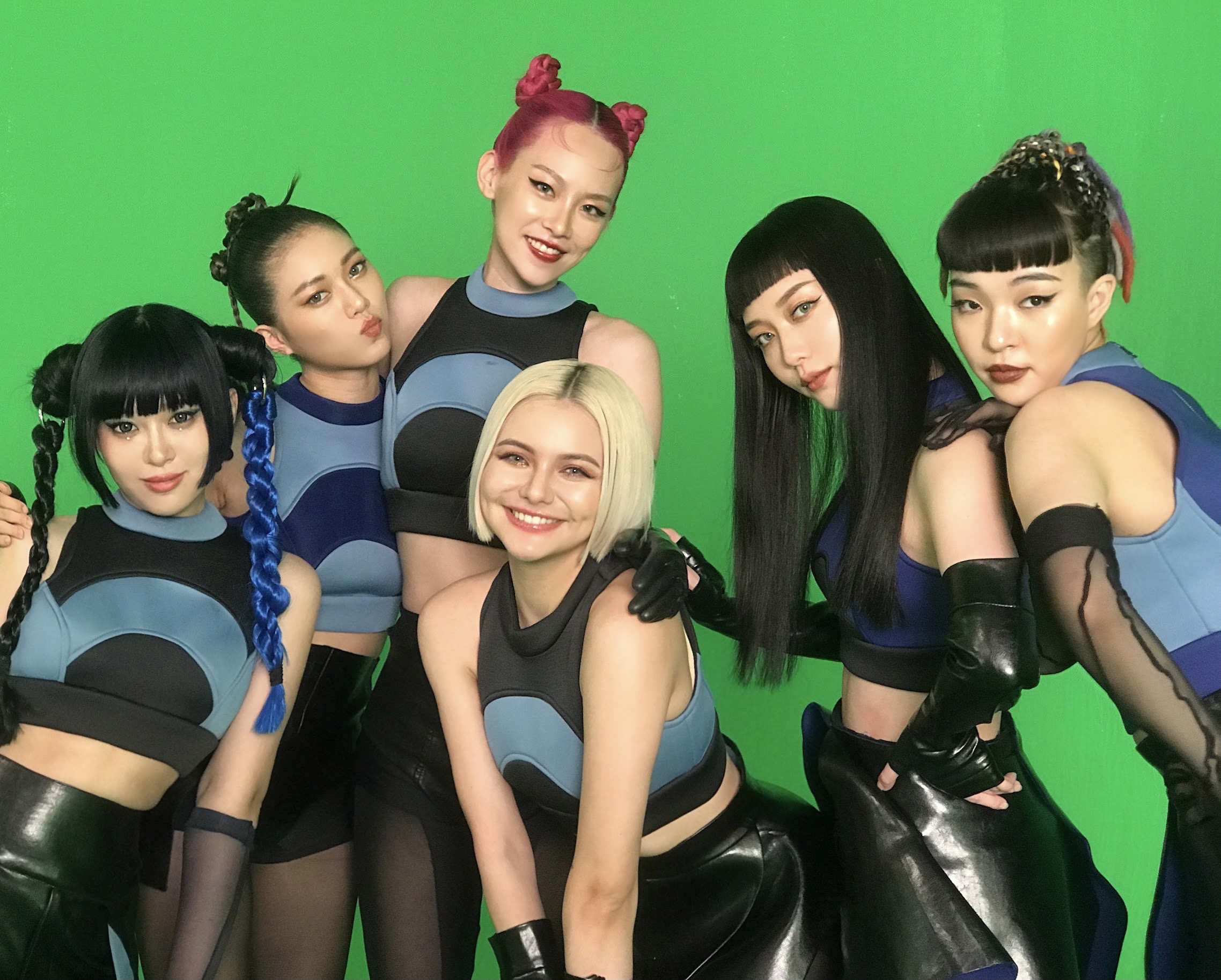 女團HUR由裴頡、利善榛，巴倫月， C.Holly，連穎、席子淇組成，6位平均24歲的HUR將於下月15日發行專輯《Revelation 啟示錄》。（AOA ENTERTAINMENT LAB提供）