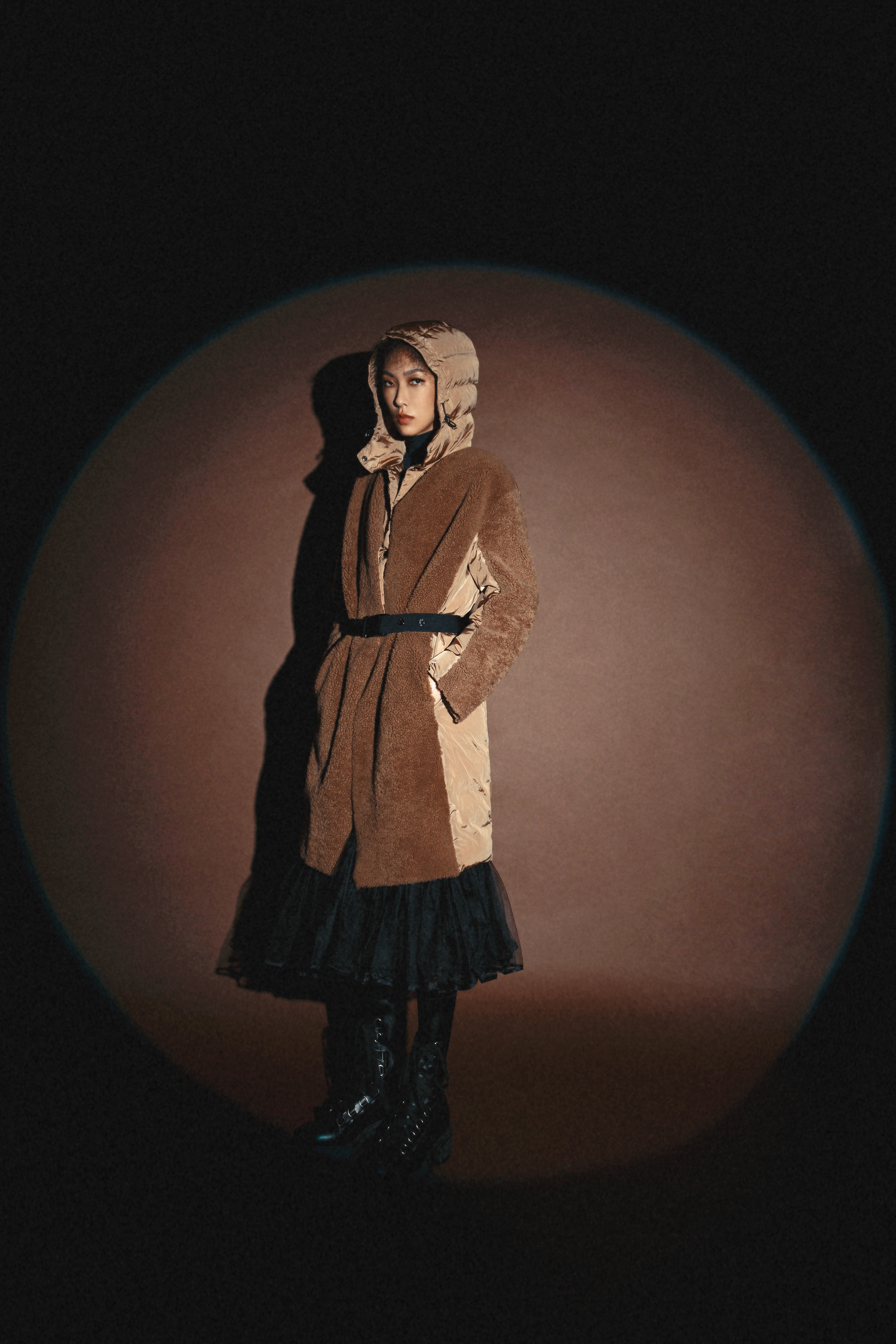 羽絨毛呢拼接長版大衣 NT$159,200 by MONCLER/三角形標誌高領上衣 NT$27,000 by PRADA/黑色紗裙 NT$165,000、D-Fight黑色襪套小羊皮短靴NT$62,000 by DIOR