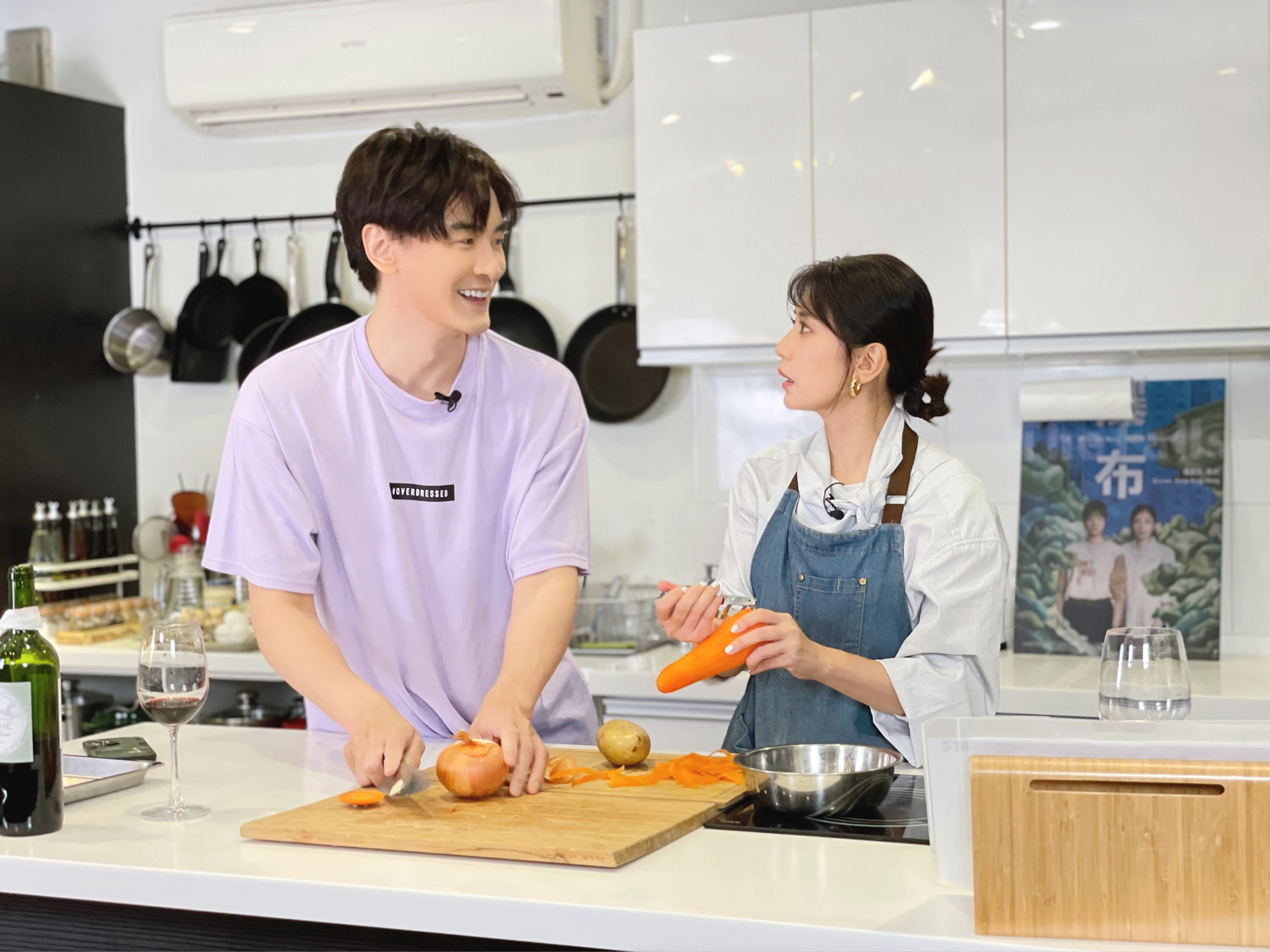 鄭元暢再度邀賈靜雯上《鄭元暢之不專業廚房第二季》，順便宣傳電影《瀑布》。（最大國際娛樂提供）