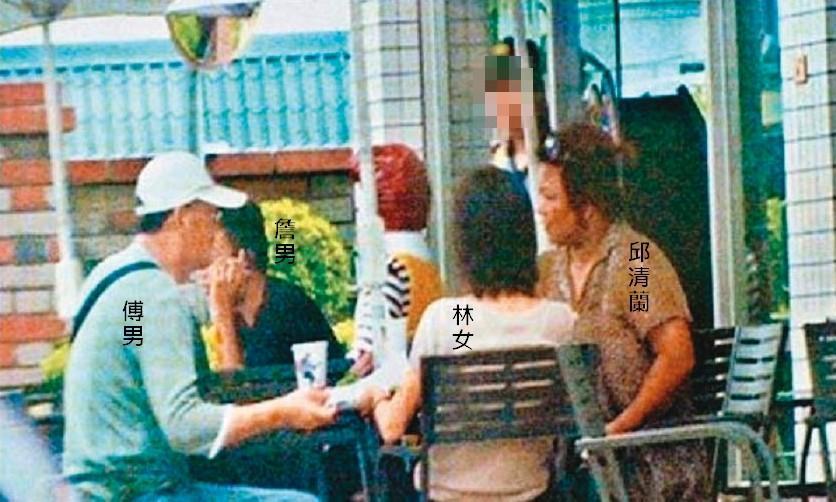 死者家屬出庭前與「肇事者」串供,被警方拍照存證。(警方提供)