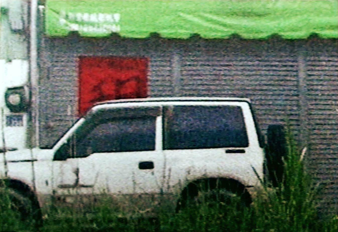 徐男駕駛白色吉普車(圖)將倒地的張男輾斃。(翻攝畫面)