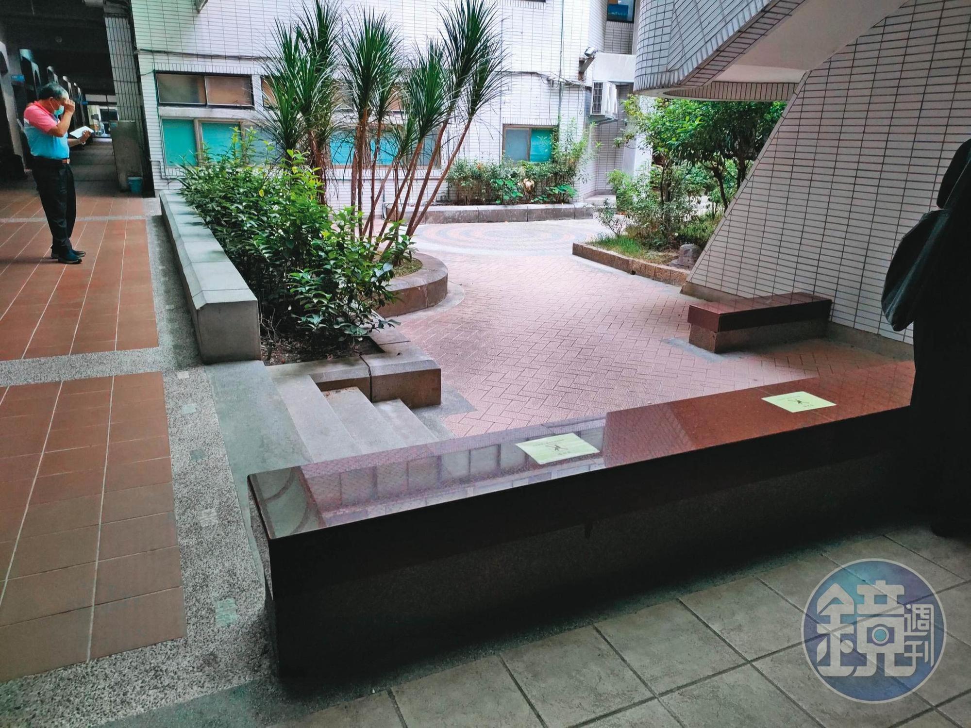 警方將錄音筆黏在地檢署大理石椅(圖)下,希望錄下主謀姊弟的對話。(林慶祥攝)