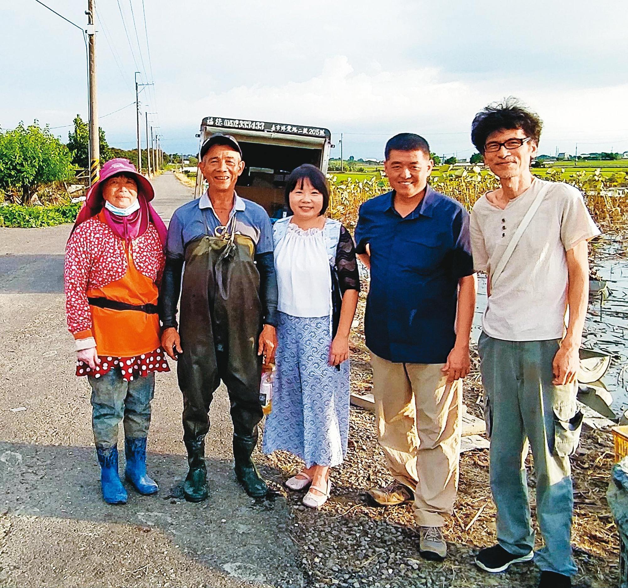 林強(右二)為《老鷹之手》配樂,創作期間造訪牛斗山,與攝影師彭家如(右一)、導演賴麗君(右三)和藕農鄧素玉夫婦(左一起)相見歡。(天馬行空提供)