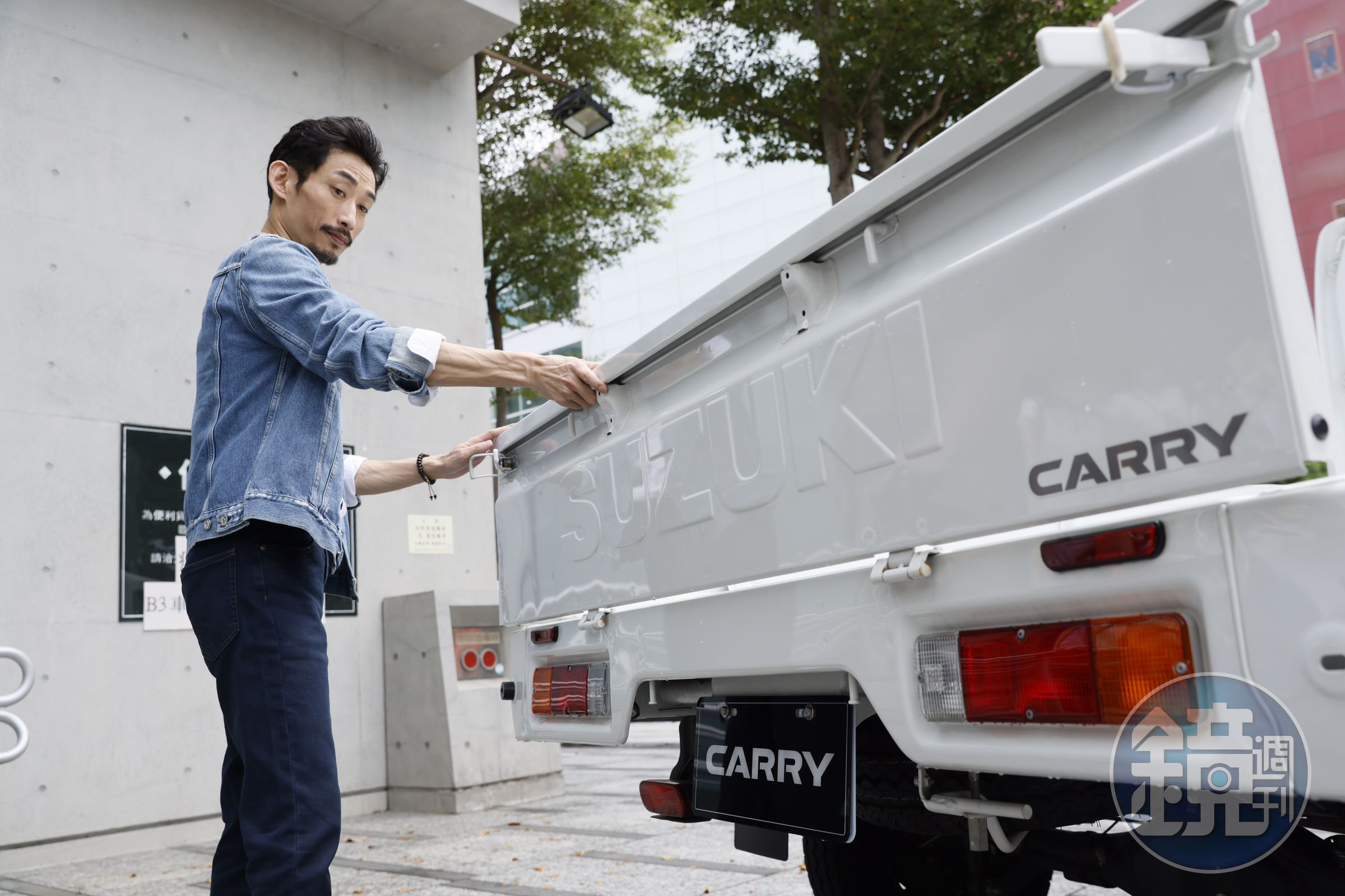 陳竹昇回憶從前在劇團人手有限，自己要一條龍做道具、再開貨車到處演出是家常便飯。
