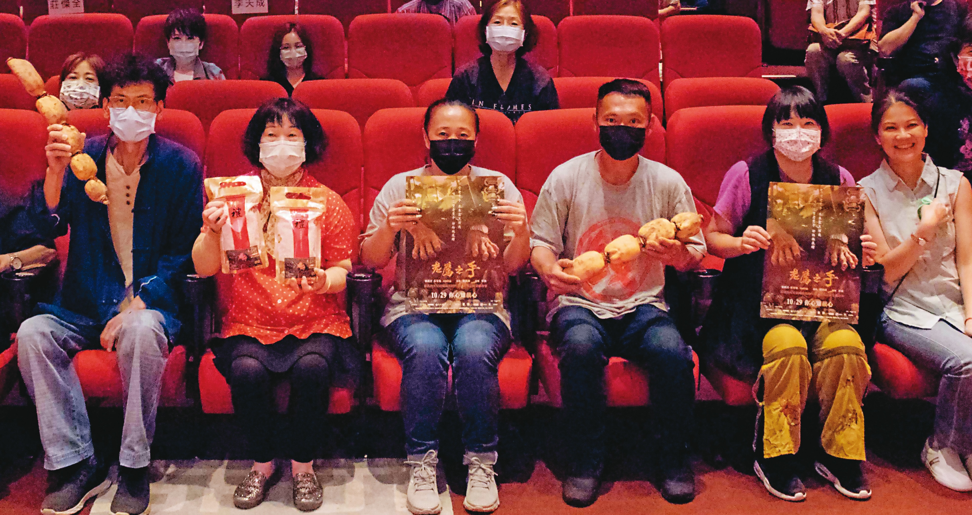 《老鷹之手》試片會後，導演賴麗君（右二）、攝影師彭家如（左一）與農民莊傑全、林千芳（右三、四）夫婦、鄧素玉（左二）合影。（天馬行空提供）