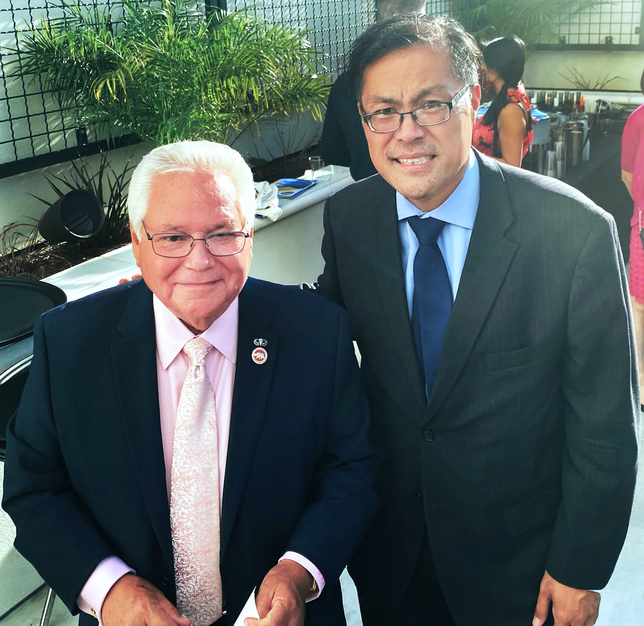 當天在餐廳內舉行募款的議員參選人方樹強(右),左為加州民主黨議員鮑伯。(翻攝方樹強臉書)