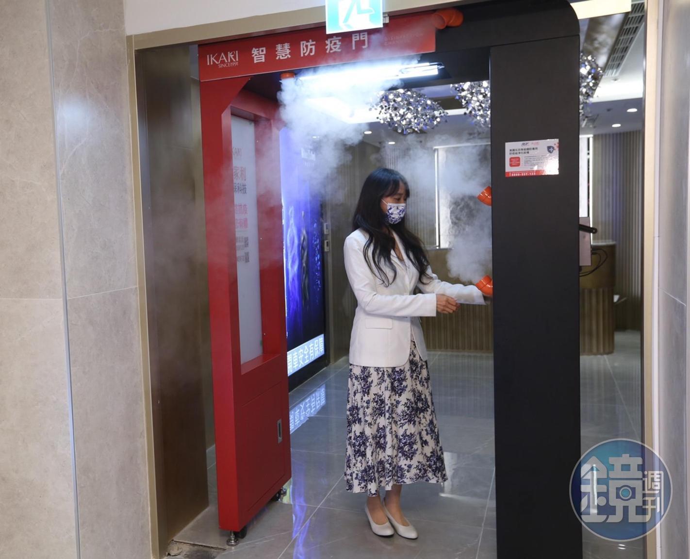 酒店門口裝設了防疫門,可以測體溫及全身消毒。防疫門廠商也特別到場講解示範功能。