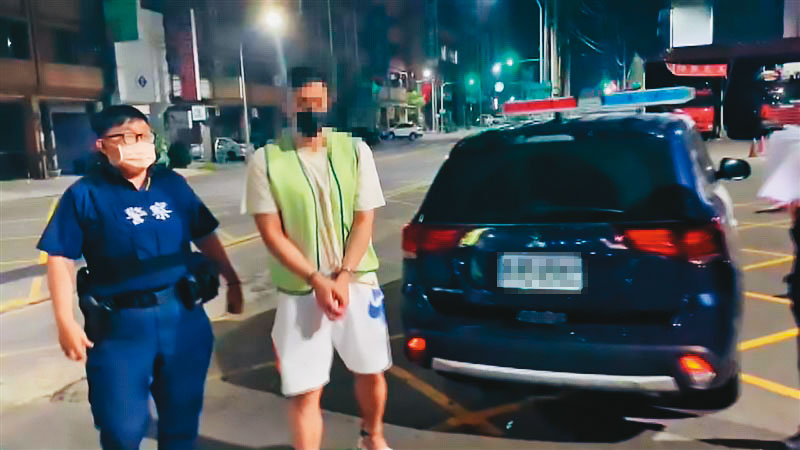 PLG高雄鋼鐵人未開打即風波不斷，球星張伯維（右）8月間酒駕撞警車後遭上銬逮捕。（翻攝畫面）