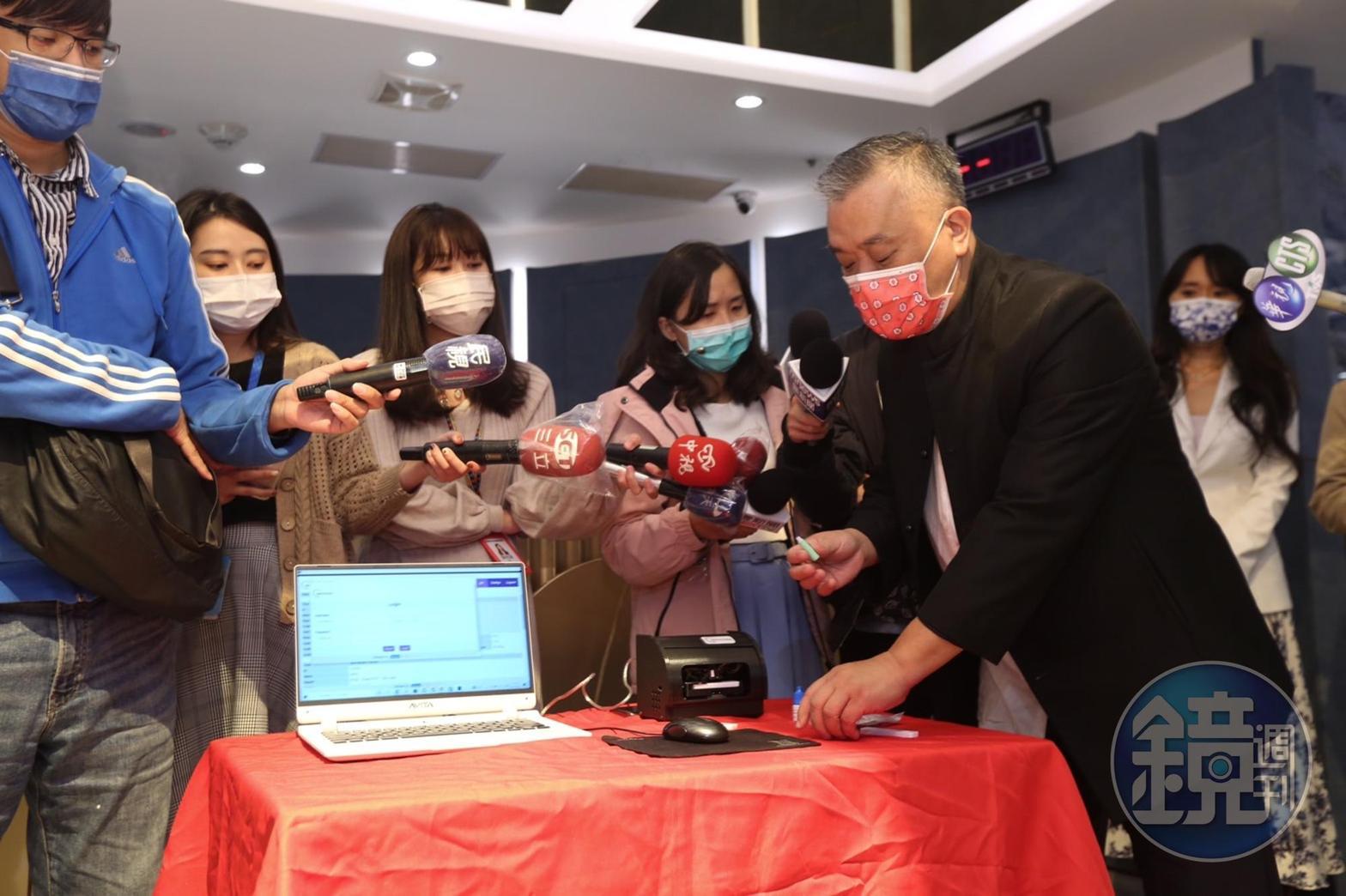 廠商示範最新的快篩儀,可以15分鐘就知道結果。復業後,酒店小姐及從業人員要上班都要先通過快篩。