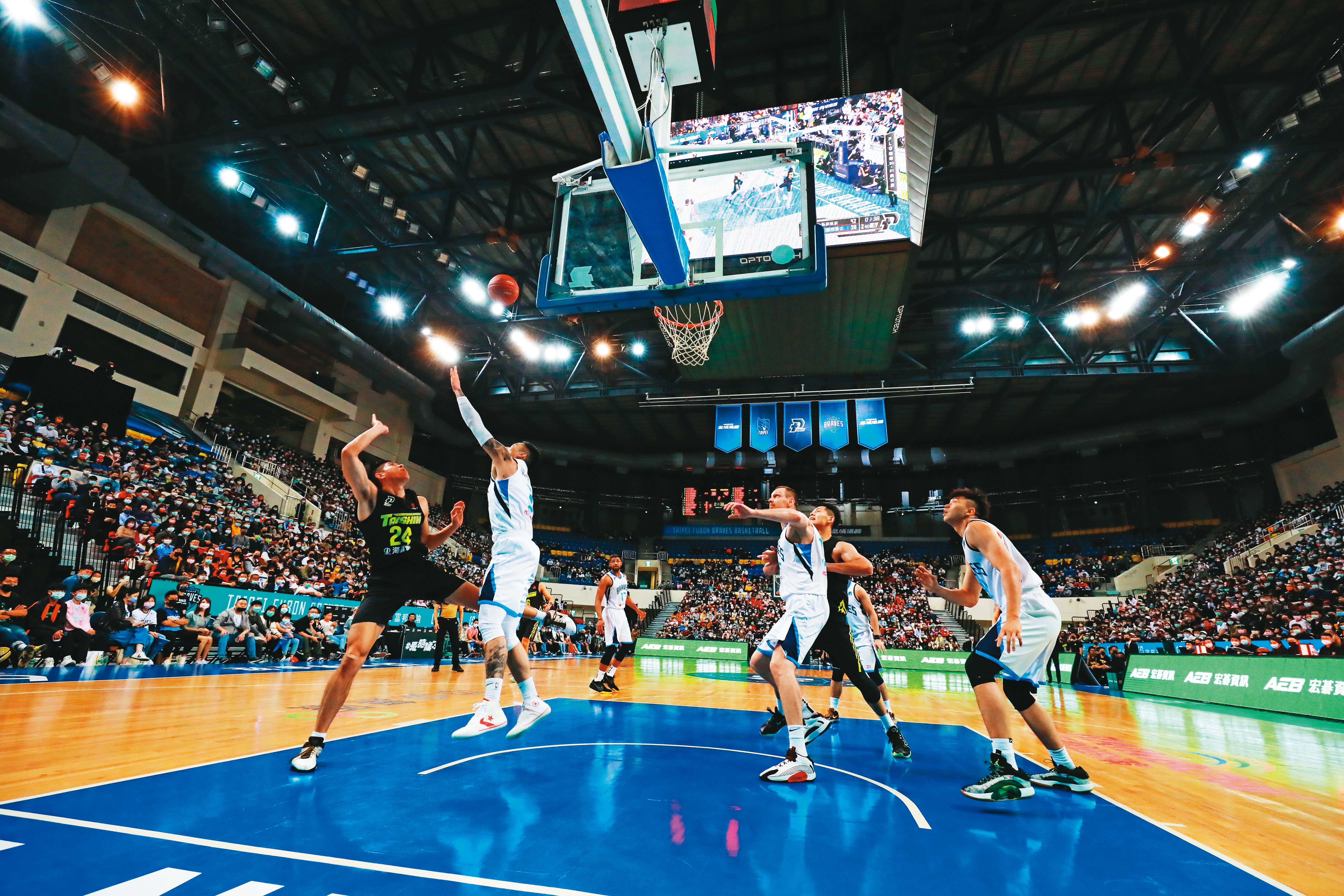 PLG去年4隊開打票房亮麗，今年預計增為6隊，但高雄鋼鐵人隊風波不斷。