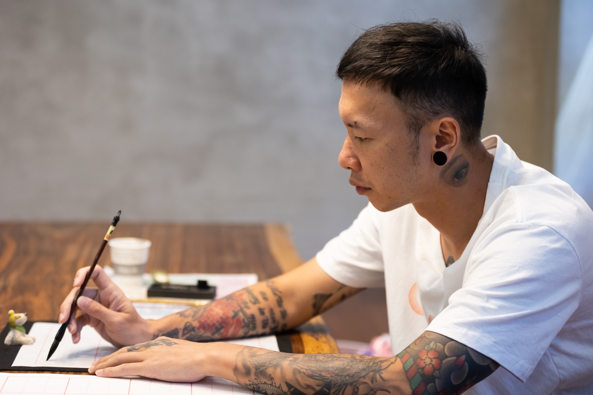 小春寫毛筆字練定性。（台視、好看娛樂提供）