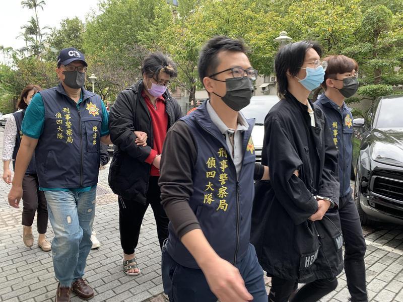 小玉(右2)涉嫌販賣換臉不雅片牟利遭逮,最終以30萬元允許交保。(警方提供)