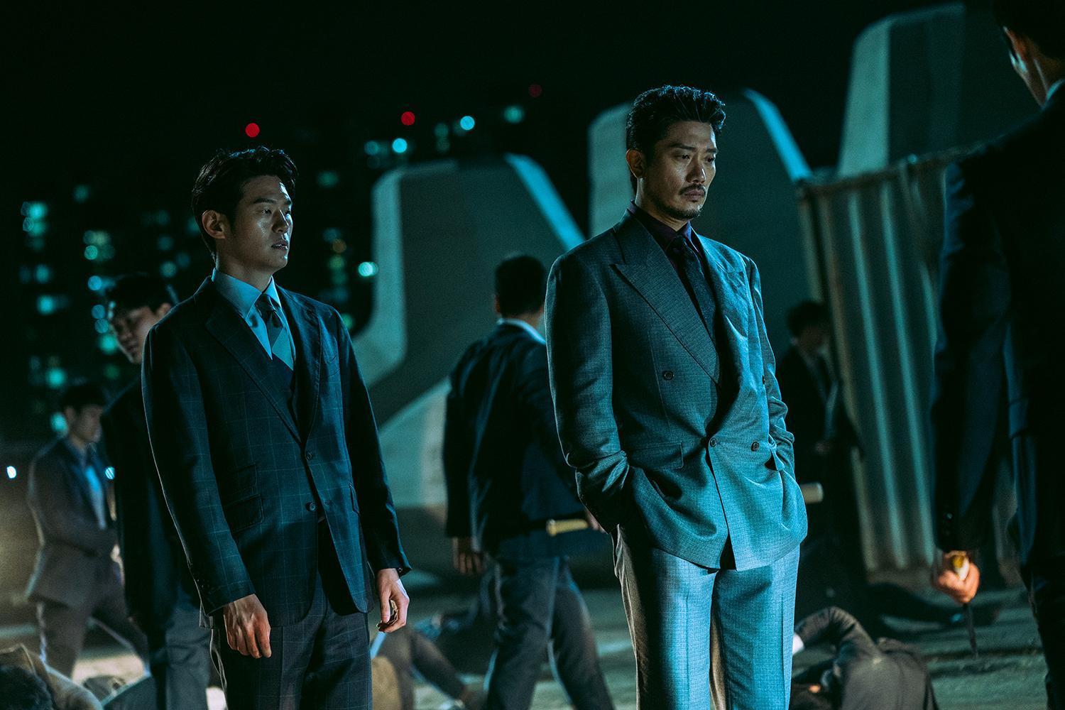 朴熹洵在《以吾之名》的西裝造型帥爆。(Netflix提供)