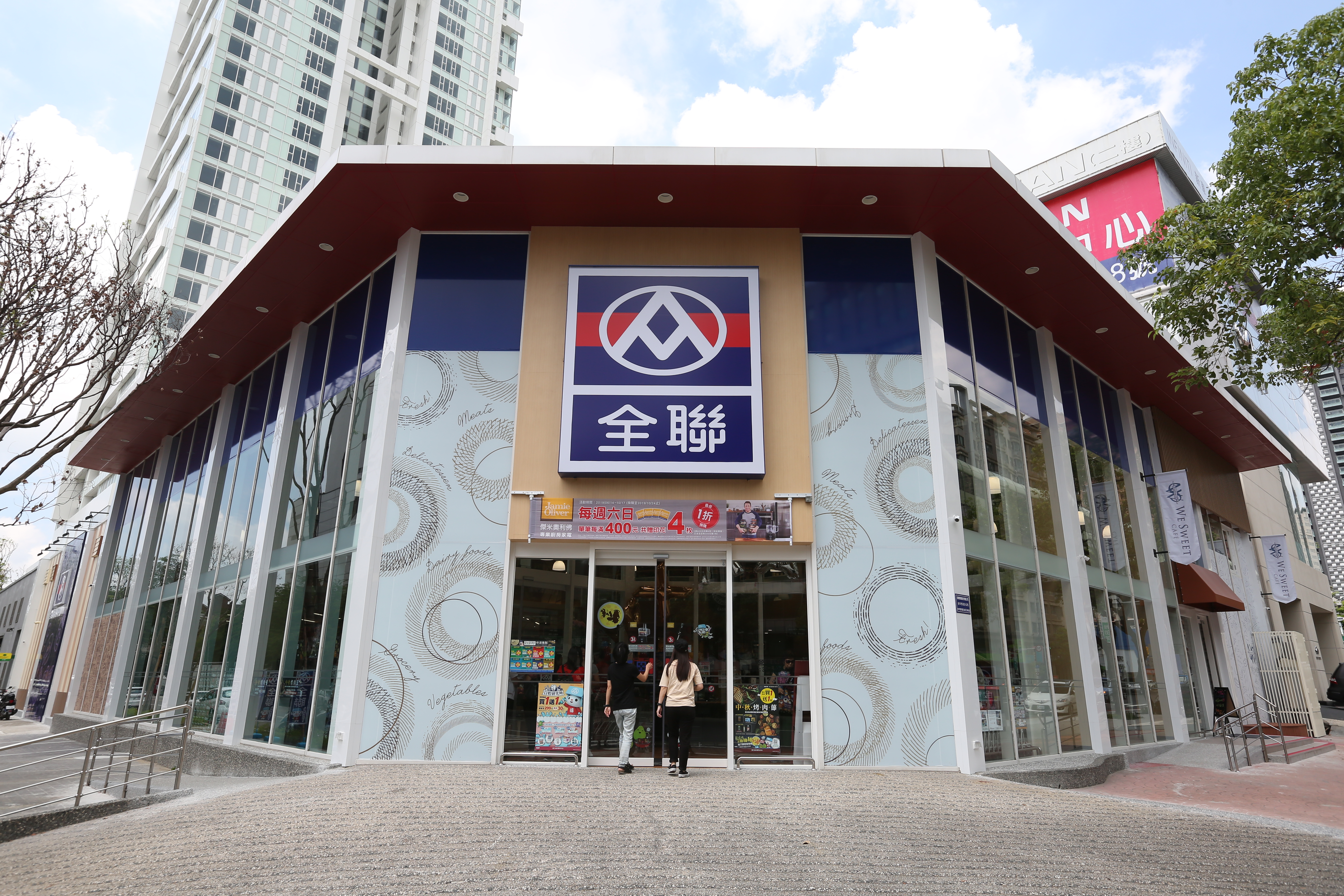 一名知情人士說：「全聯一直想擴大版圖，除了大潤發外，就連家樂福之前傳出要賣台灣門市，全聯都很有興趣。」