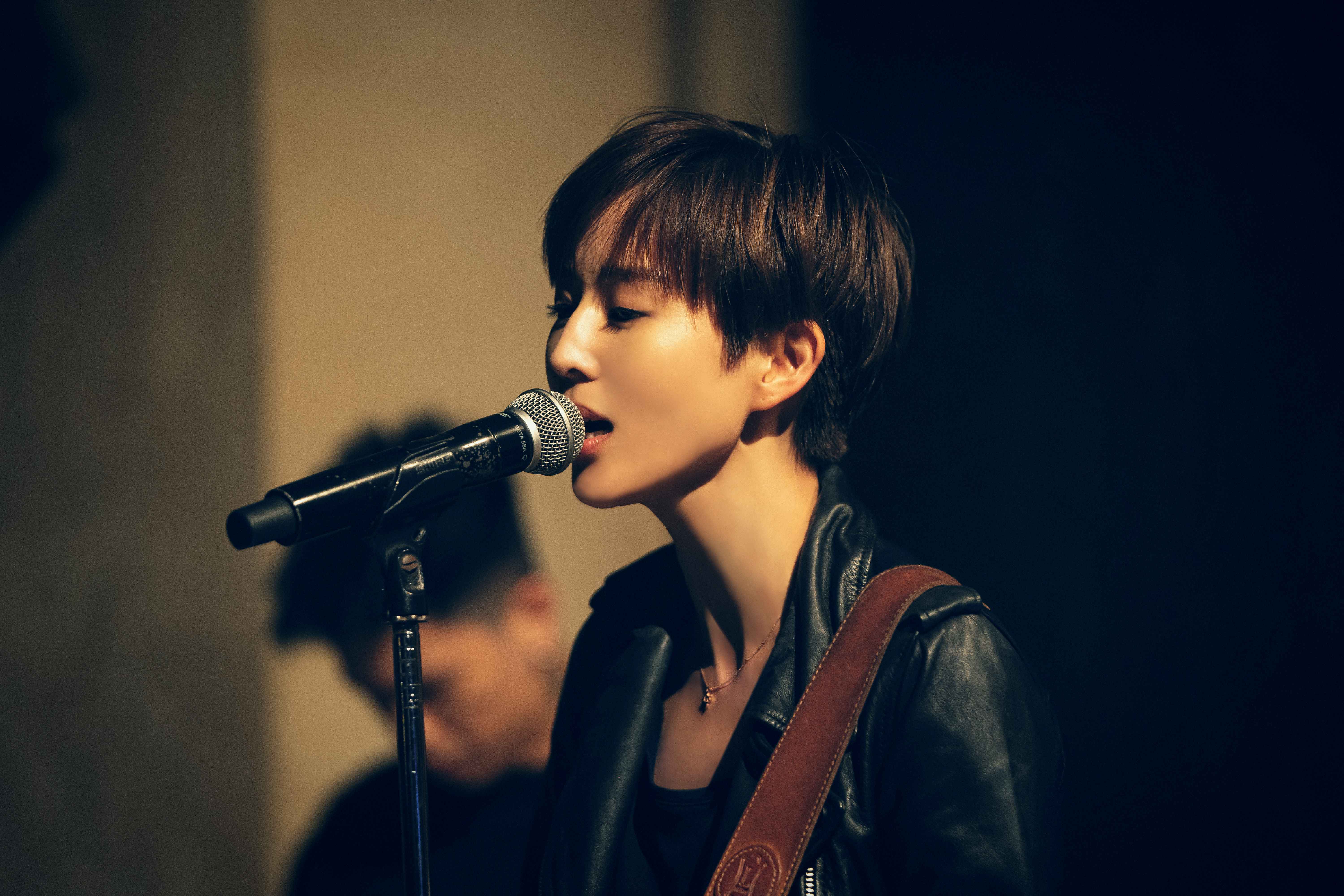 張鈞甯展帥氣玩團一面，也算完成自己夢想。（HBO GO提供）