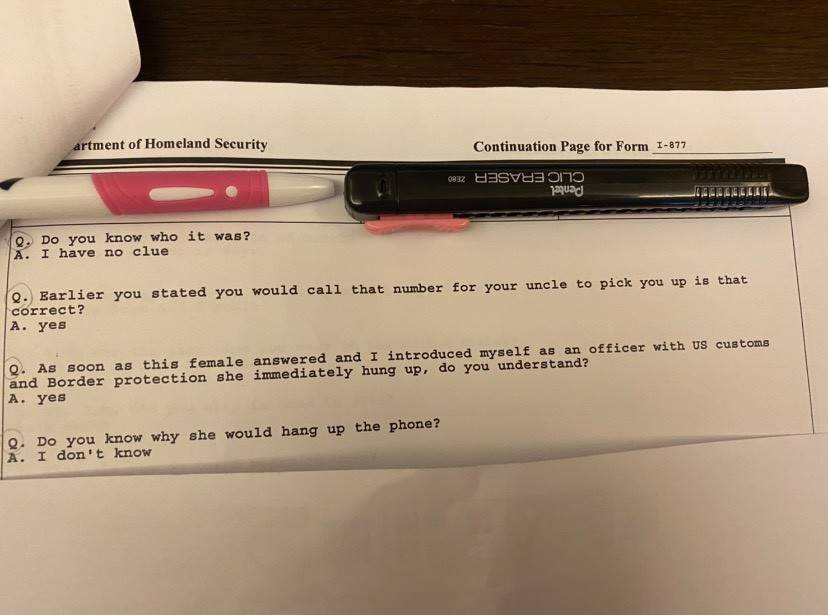 A女找上仲介她的H女理論，氣憤控訴遭美國海關遣返之事。（讀者提供）