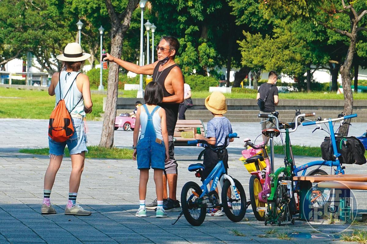 9月判決出爐前,鈕承澤不忘把握時間與友人聚會。(資料照,本刊攝影)