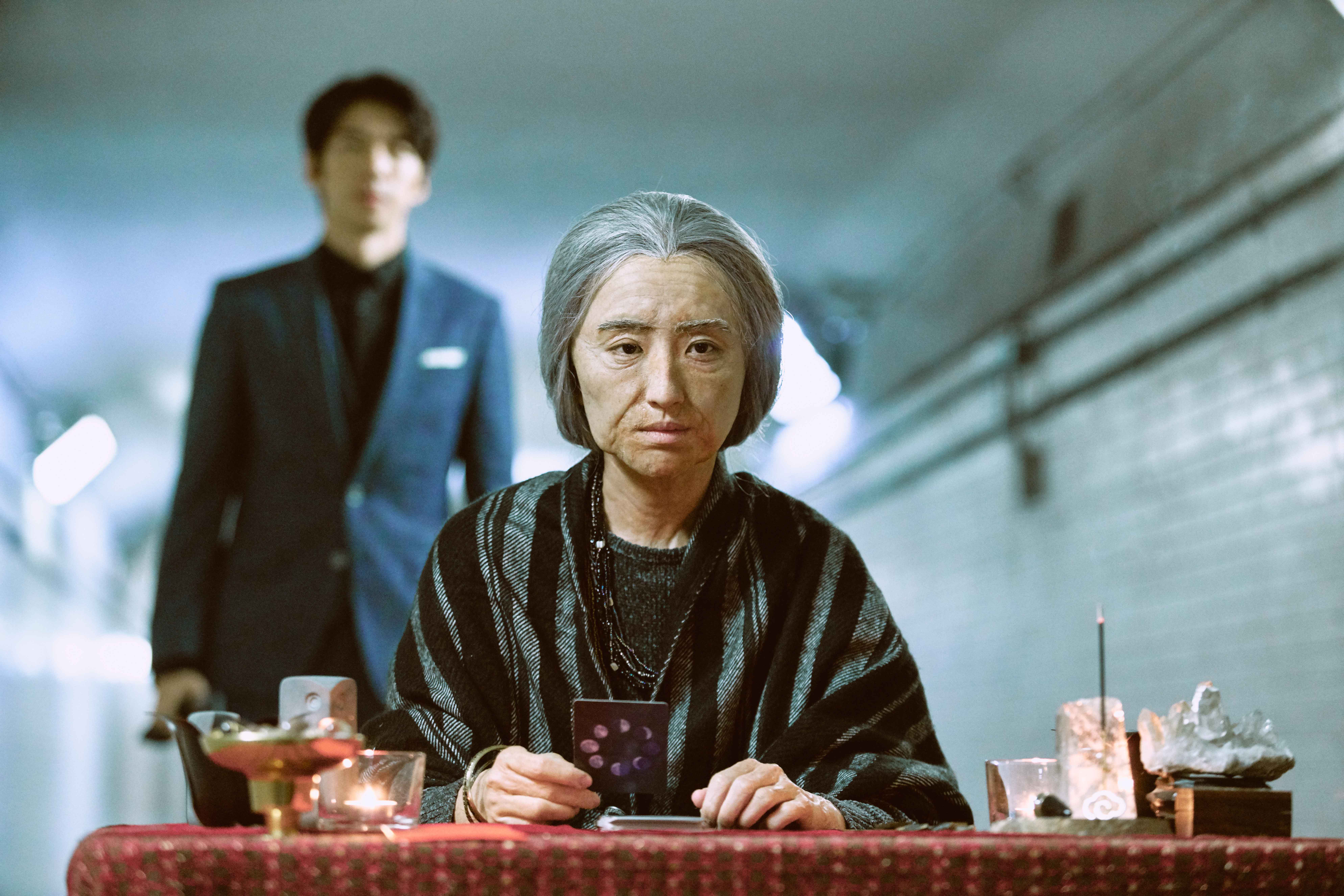 柯佳嬿的老妝造型，讓路人真把她當老婆婆。（三鳳製作提供）