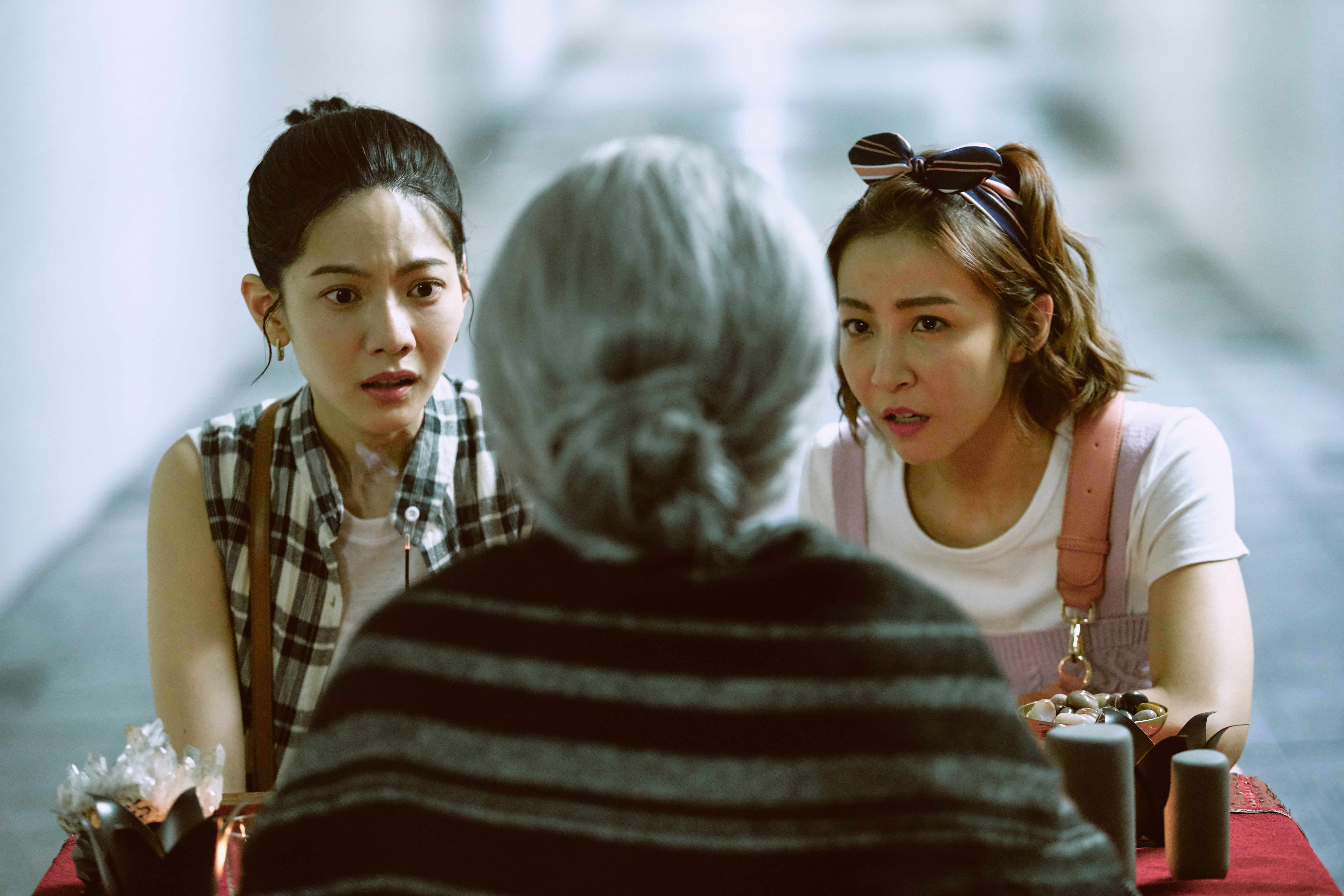 柯佳嬿幫曾之喬算命，是呼應曾之喬曾在《想見你》客串演出寵物通靈師「Sunny老師」。（三鳳製作提供）
