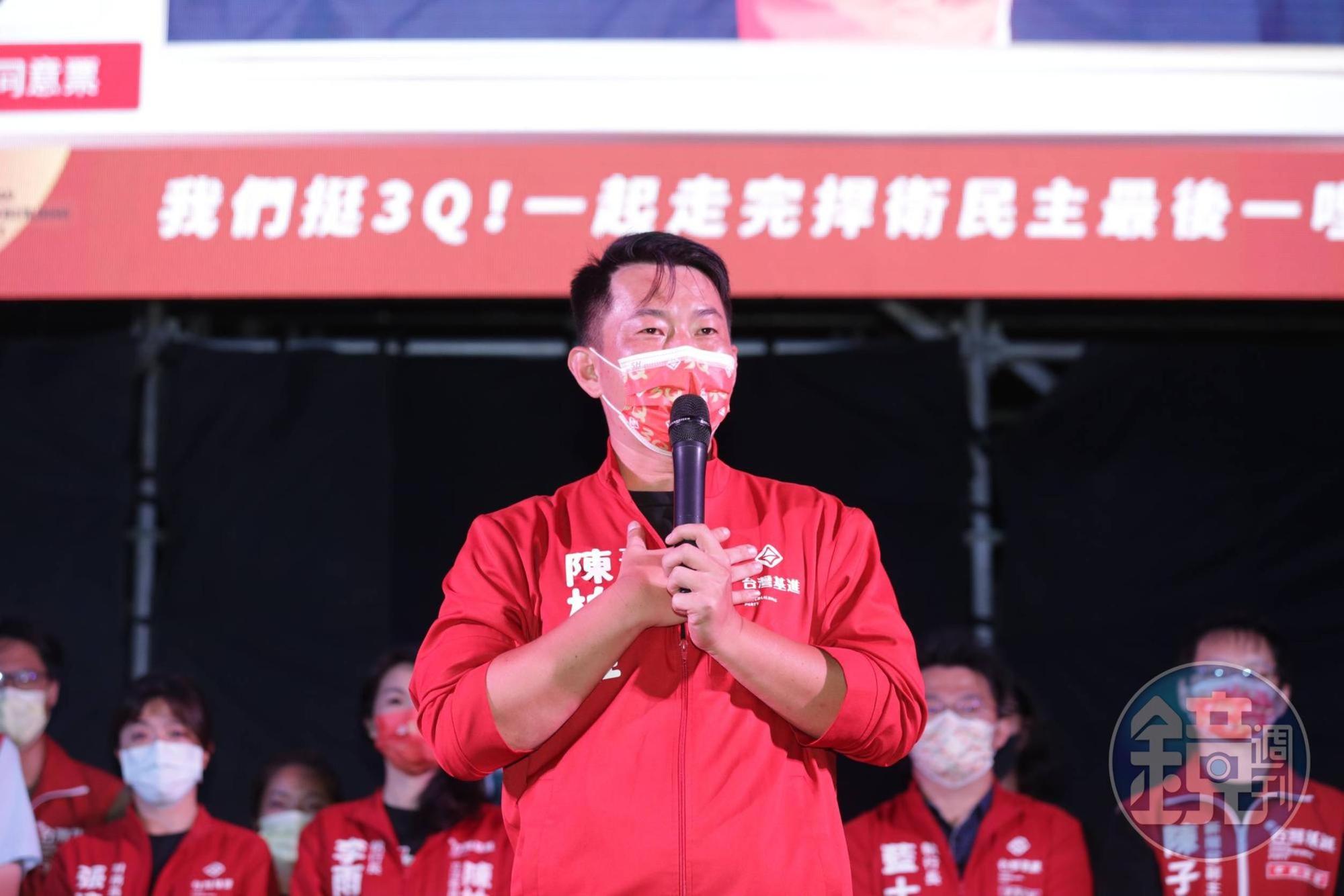 陳柏惟確定被罷免，晚間登台發表演說。