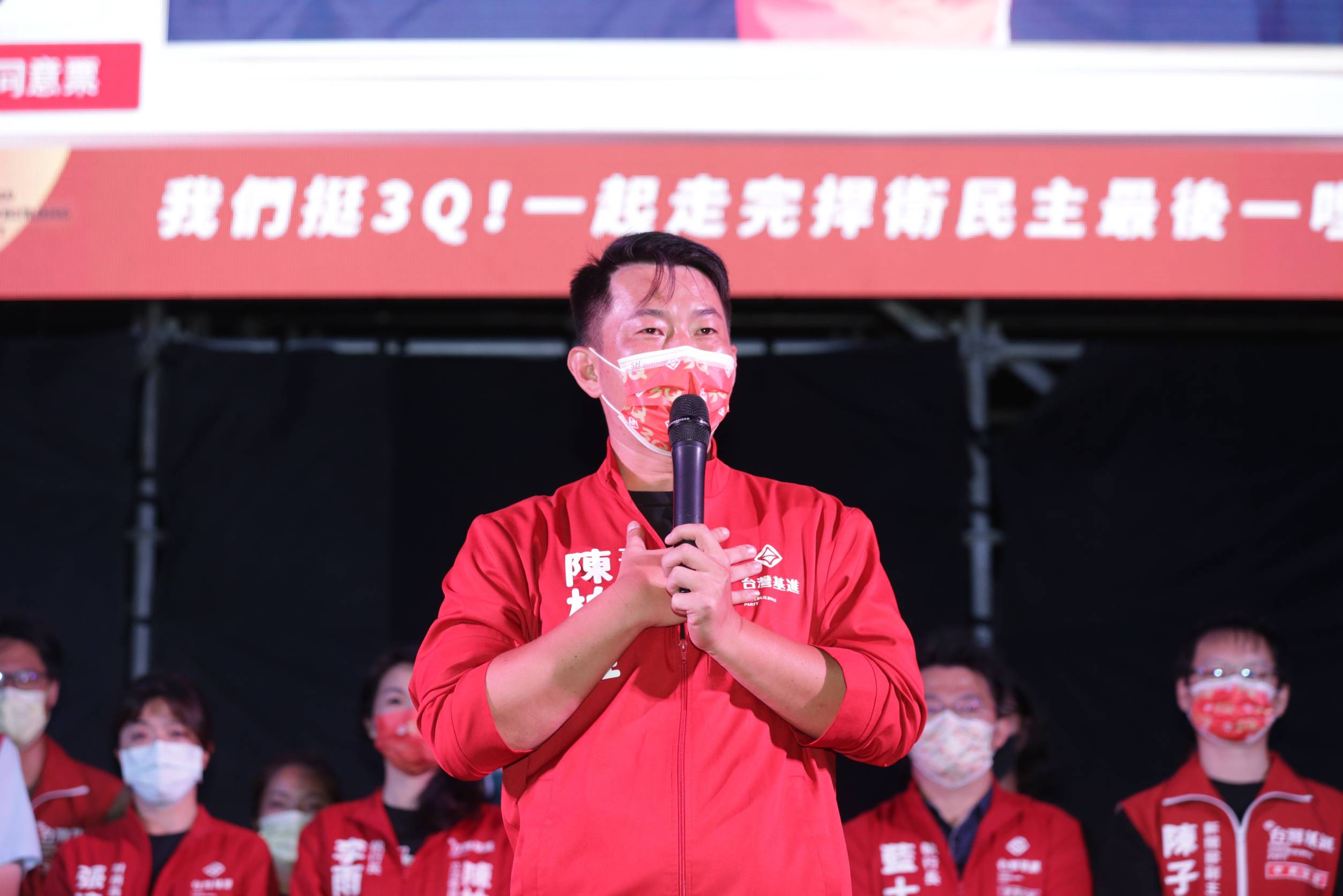 陳柏惟確定被罷免，晚間登台發表演說。