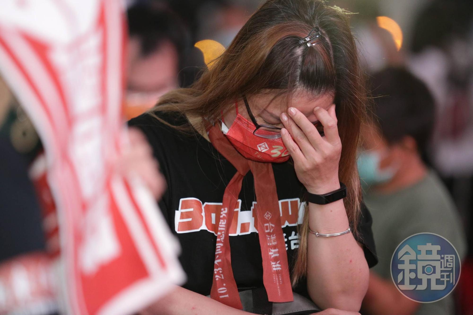 支持者失落得抱頭痛哭。