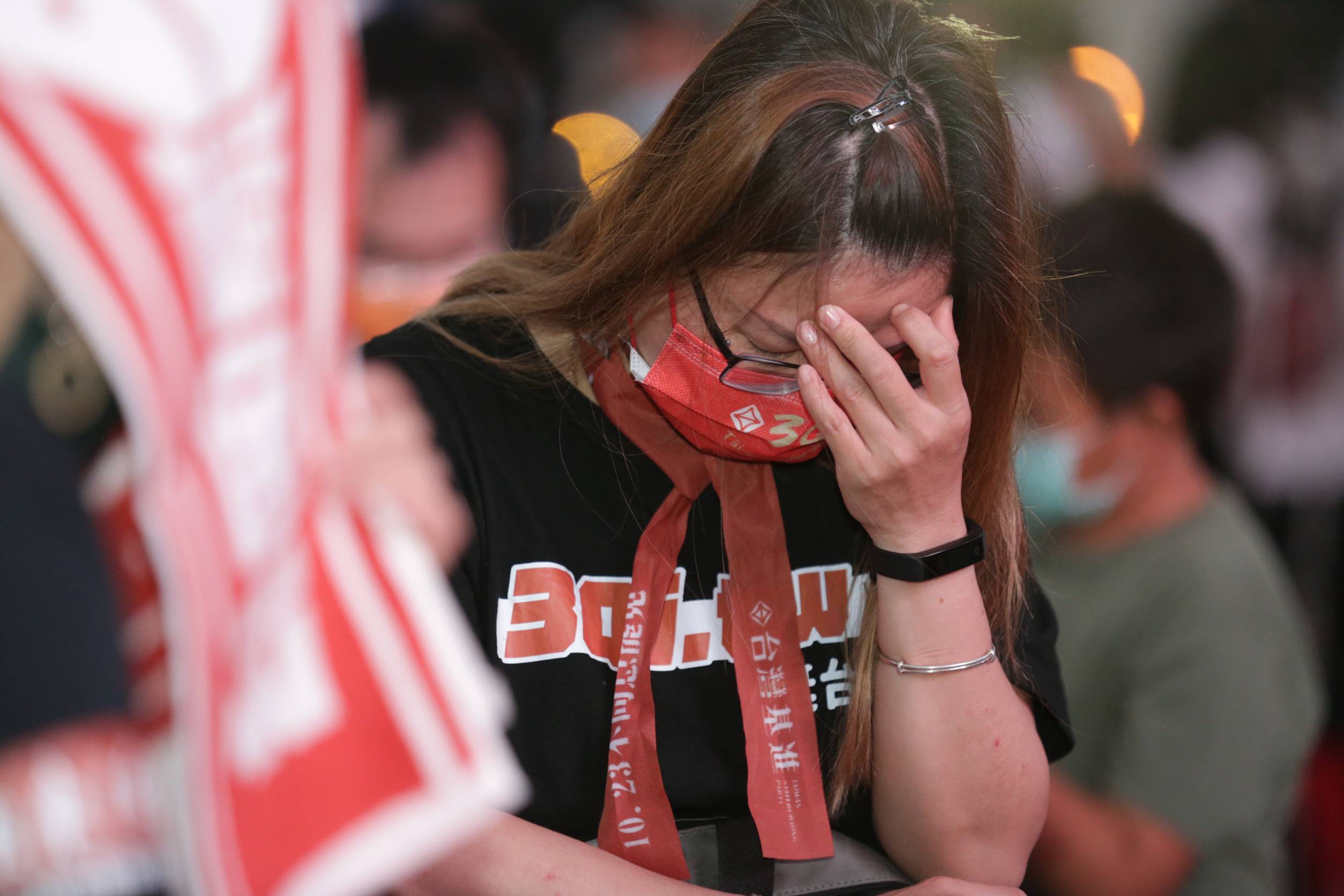 支持者失落得抱頭痛哭。