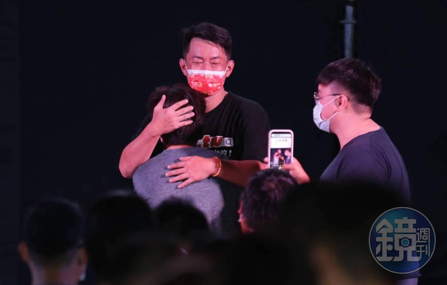 陳柏惟遭罷免，親自安撫支持者情緒。