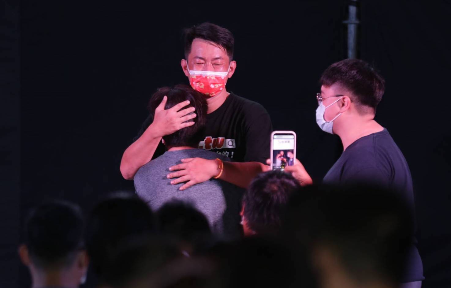 陳柏惟遭罷免，親自安撫支持者情緒。