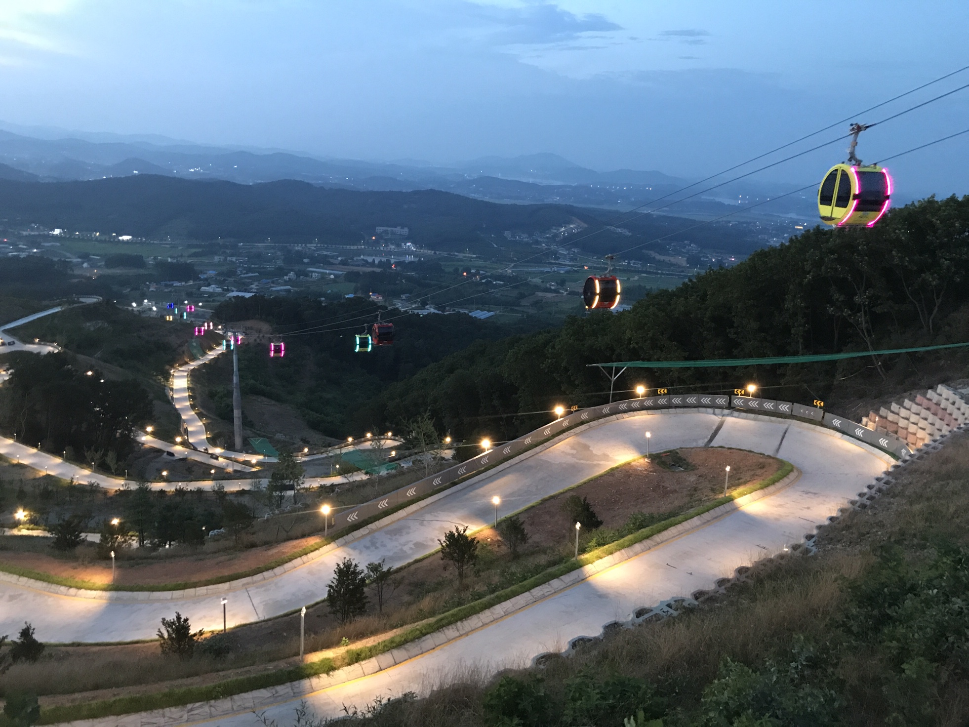 江華海岸渡假村濱斜坡滑車下坡道相當刺激好玩。