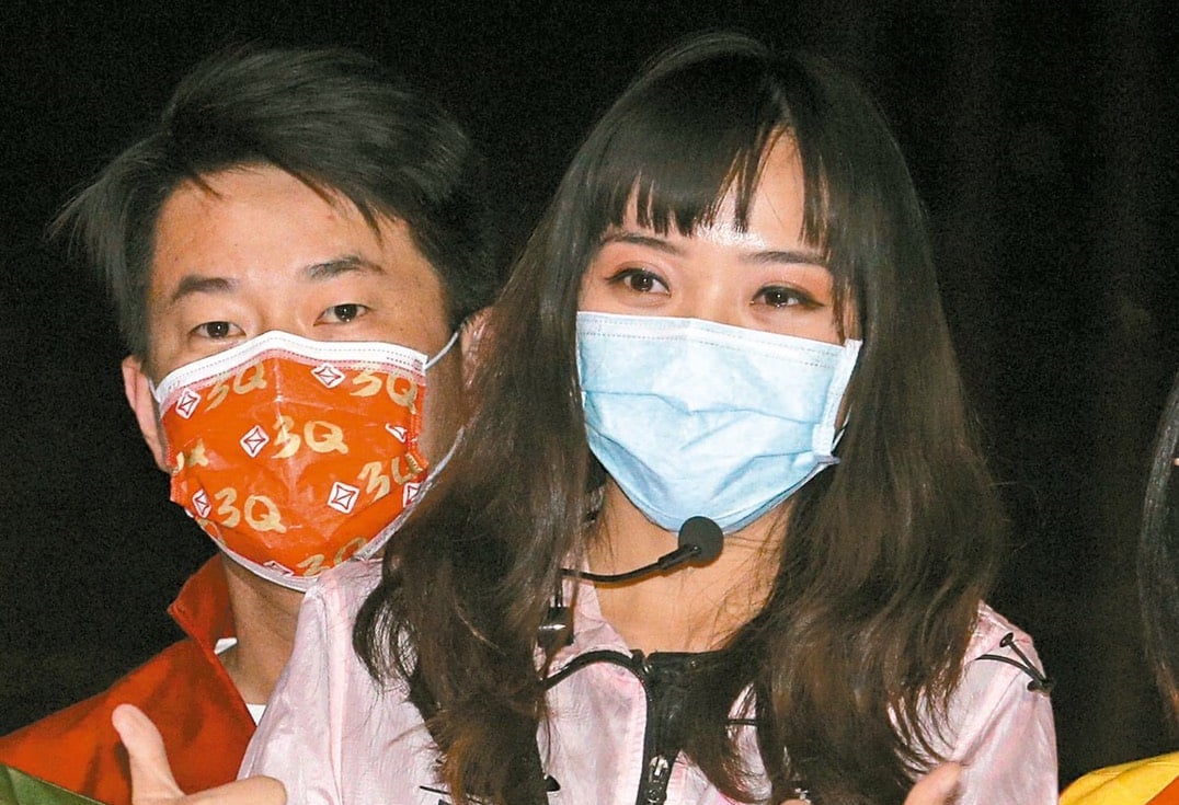 黃捷（右）心疼陳柏惟遭罷免。（翻攝黃捷臉書）