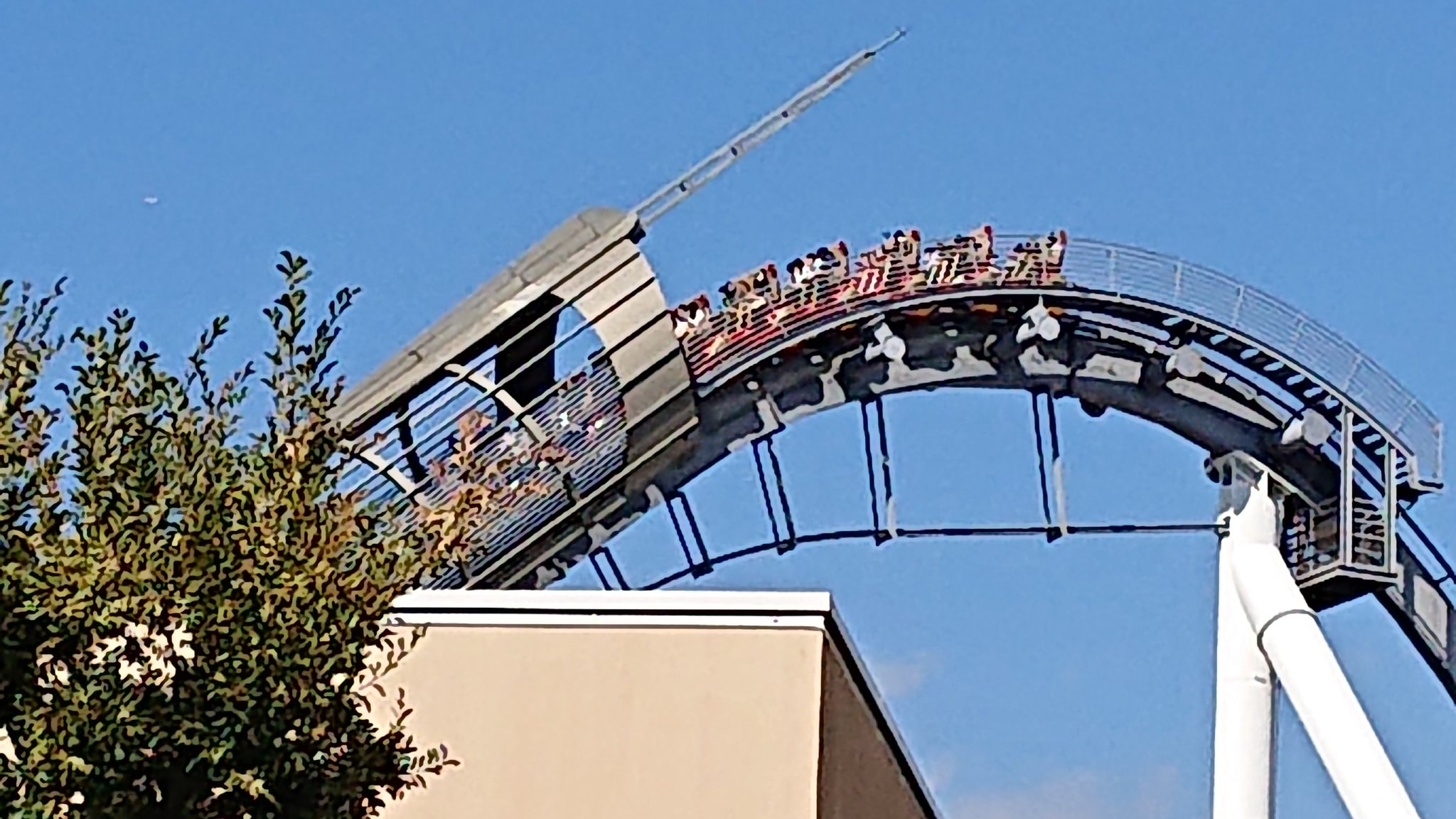 大阪環球影城的雲霄飛車日前受到停電影響，竟卡在最高點。（翻攝自@oribownin twitter）