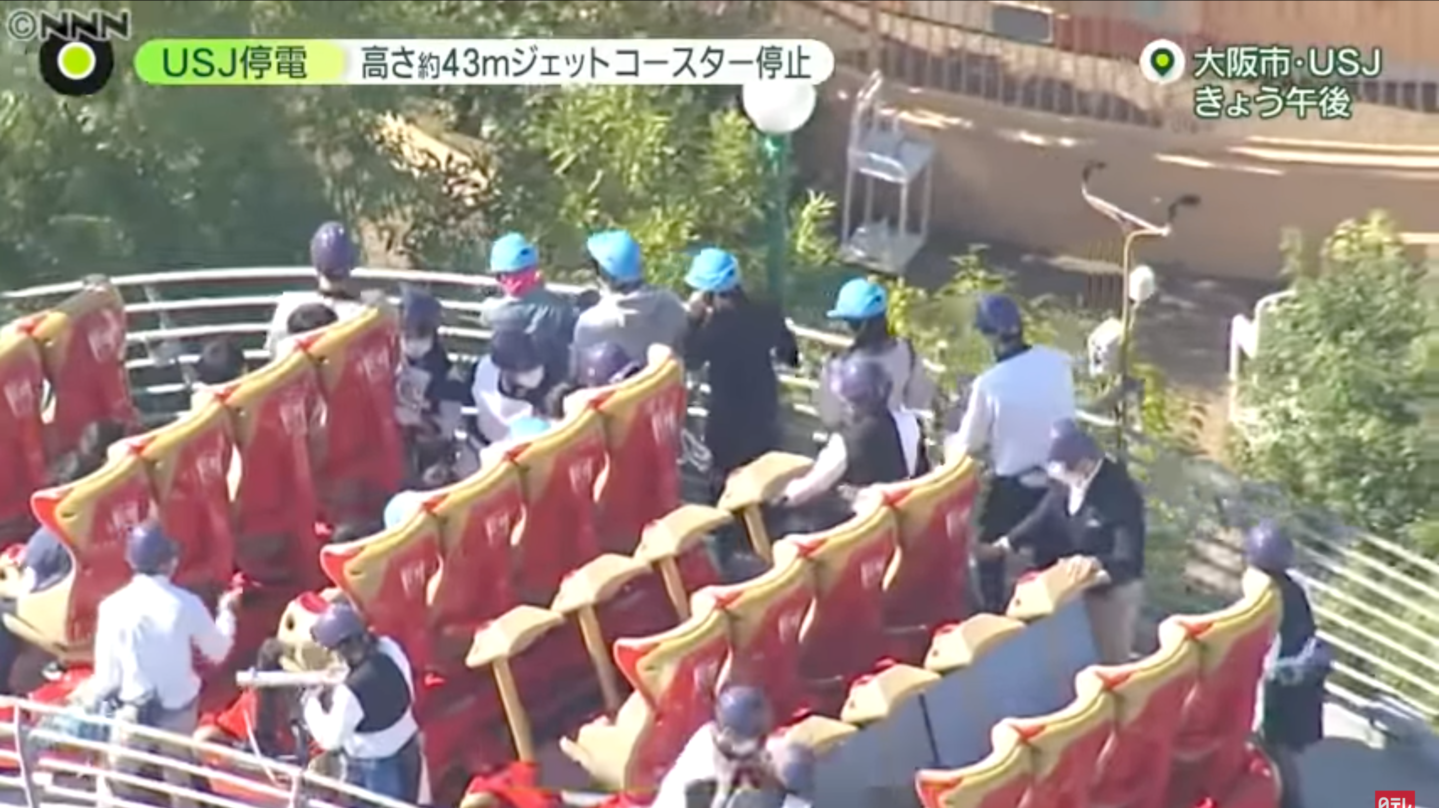 停電事故發生後,工作人員緊急遊客發給安全帽進行疏散。(翻攝自【公式】日テレNEWSYouTube)