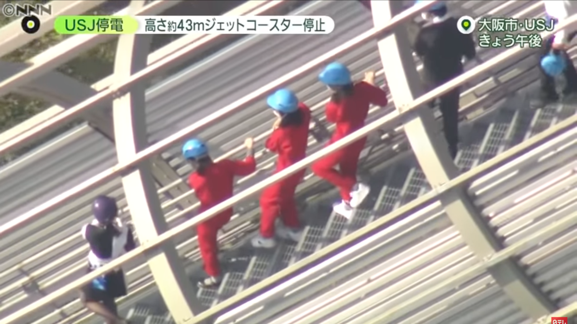 35名遊客在工作人員引導下,徒步走下雲霄飛車軌道。(翻攝自【公式】日テレNEWSYouTube)