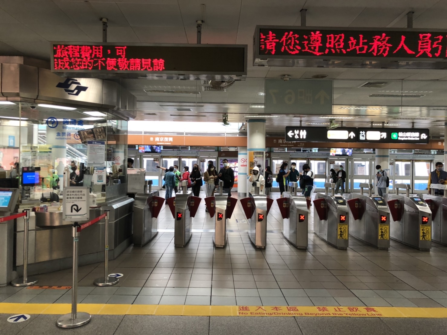 因應強震來襲，台北捷運也緊急停駛，旅客紛紛出站。