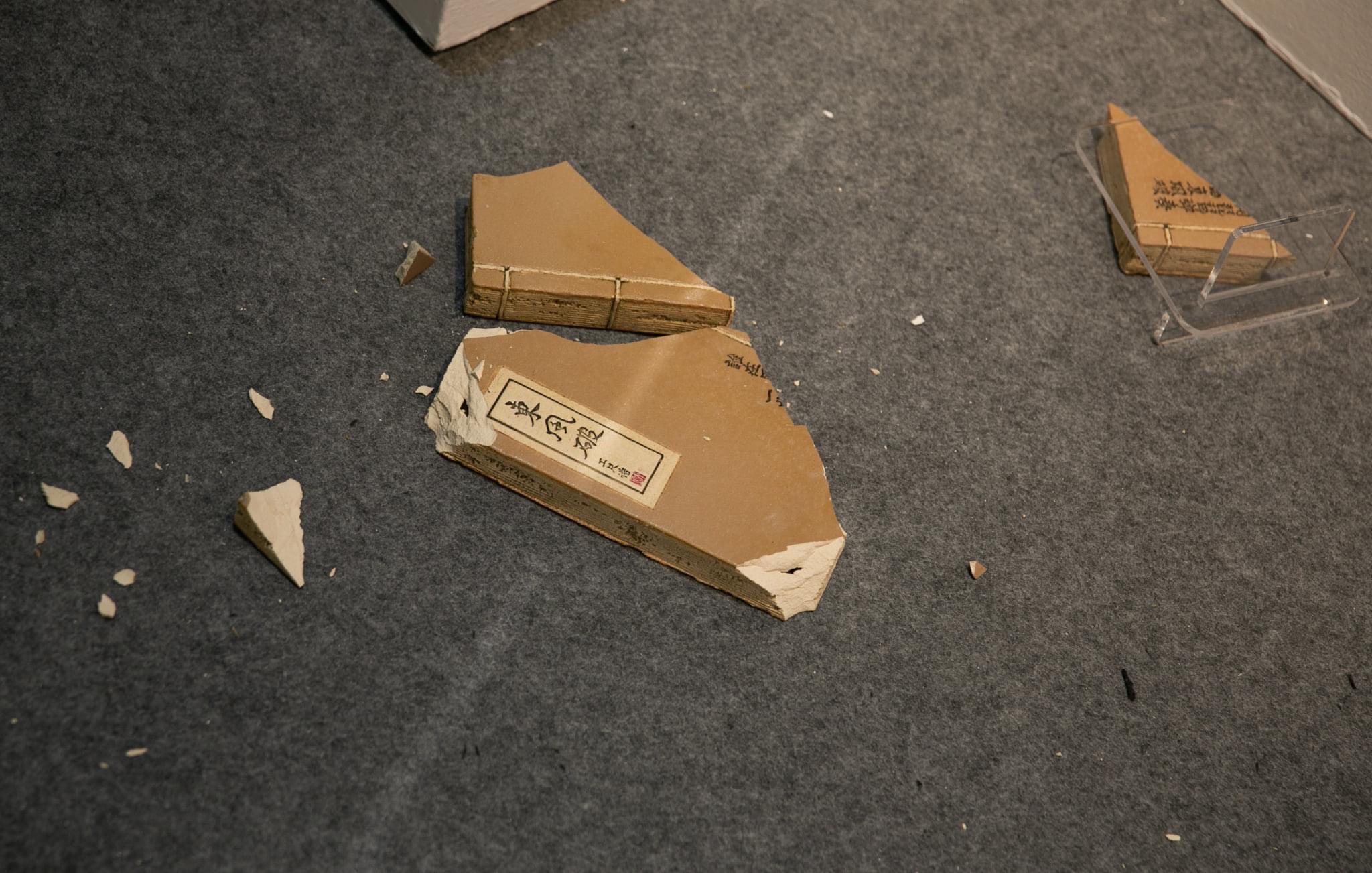 方文山《東風破》同名作品今天在展場遭民眾掃落摔碎。（索卡藝術提供）