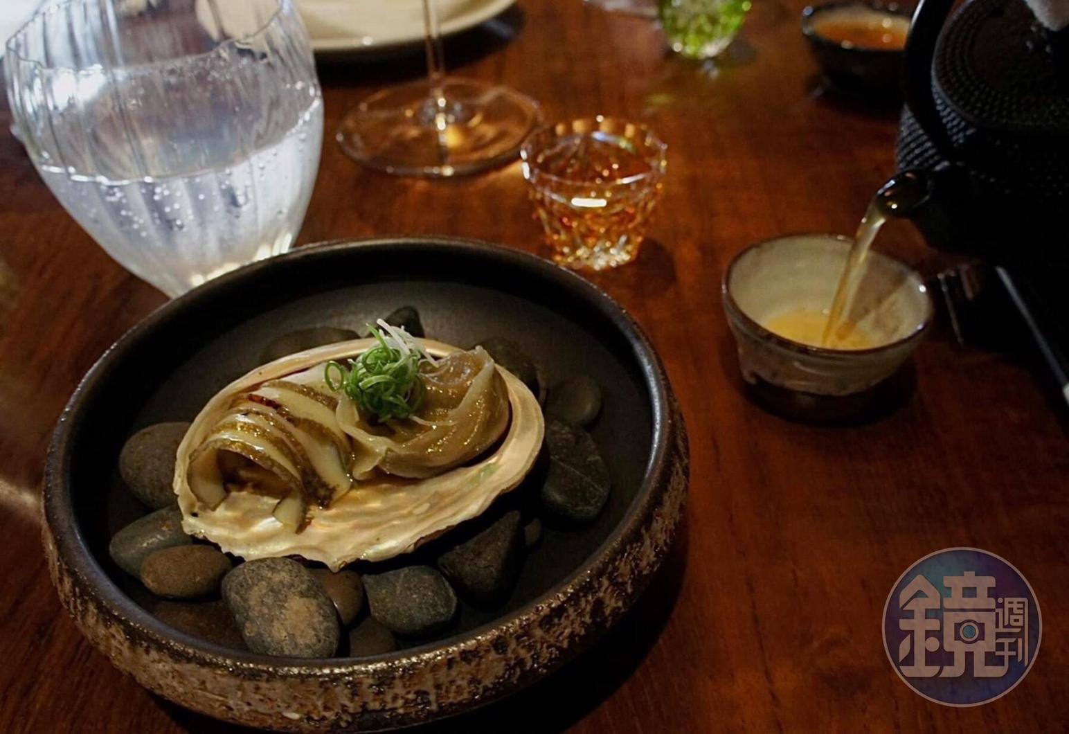 秋季菜單「鮑魚/煎餃/花雕」,煎餃裡包入了鮑魚肝、山藥泥,加芥末及清酒調味,搭配炭烤鮑魚切片,是這季菜單裡我最喜歡的一道菜色。