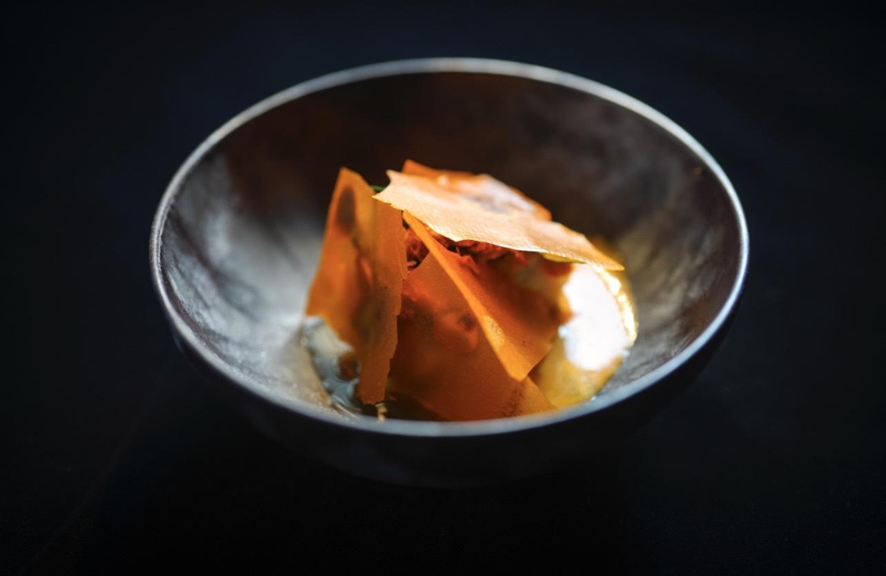 秋季新菜「秋姑/叻沙/南瓜」用南瓜、鮮蝦熬燉Laksa,甜辣醇厚。(T+T提供)