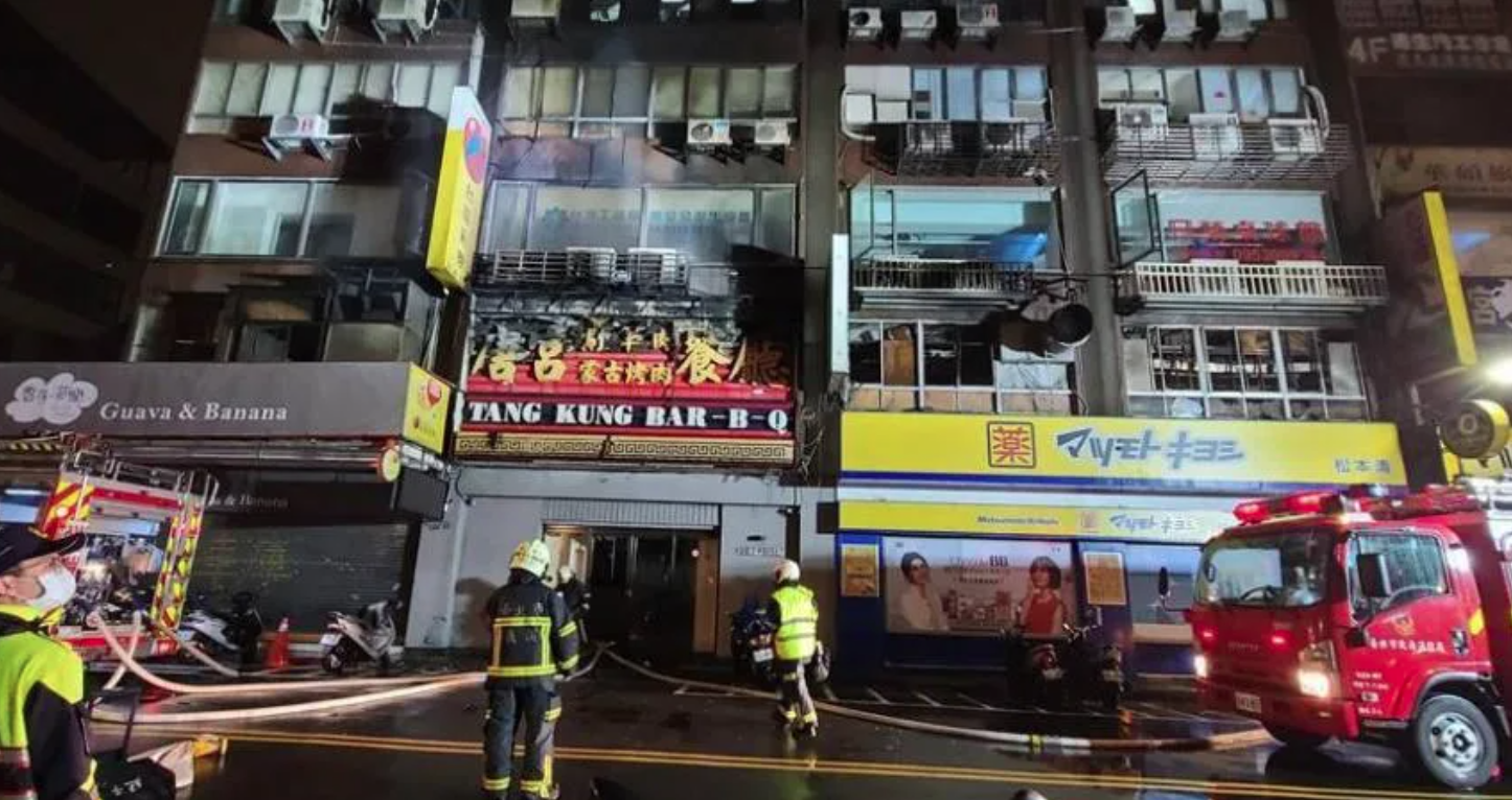 警消出動大批人力灌救,但占地百坪的餐廳仍付之一炬。(翻攝畫面)