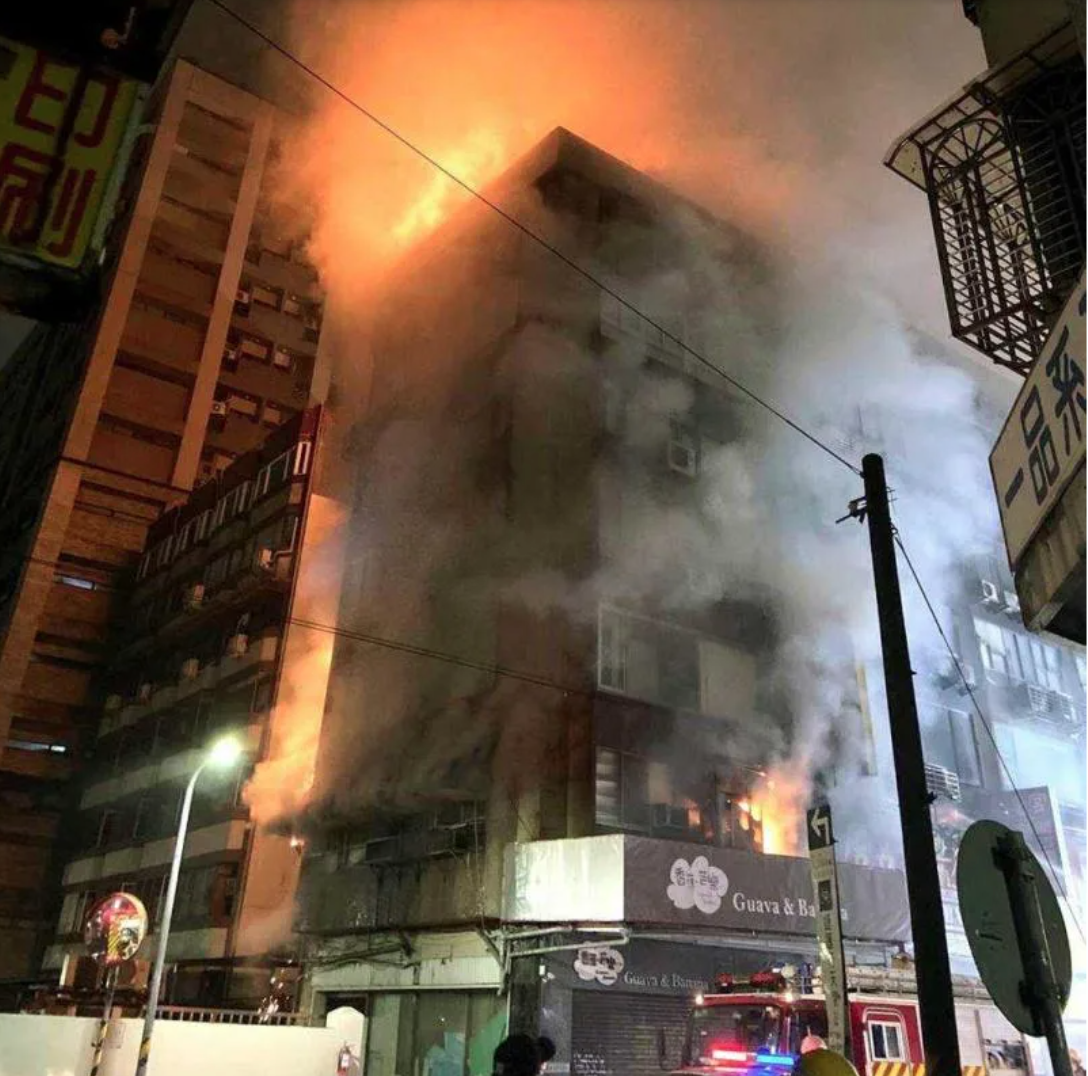 擁有45年歷史的唐宮蒙古烤肉餐廳,在24日深夜發生大火。(翻攝畫面)