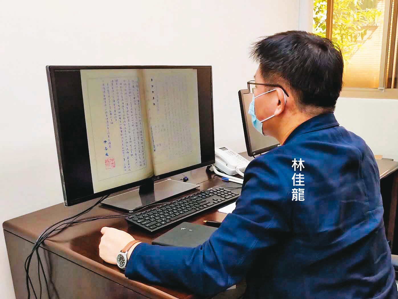 促轉會「當事人意見調查計畫」邀當年受監控者簽具保密切結後閱覽監控檔案。（翻攝林佳龍臉書）